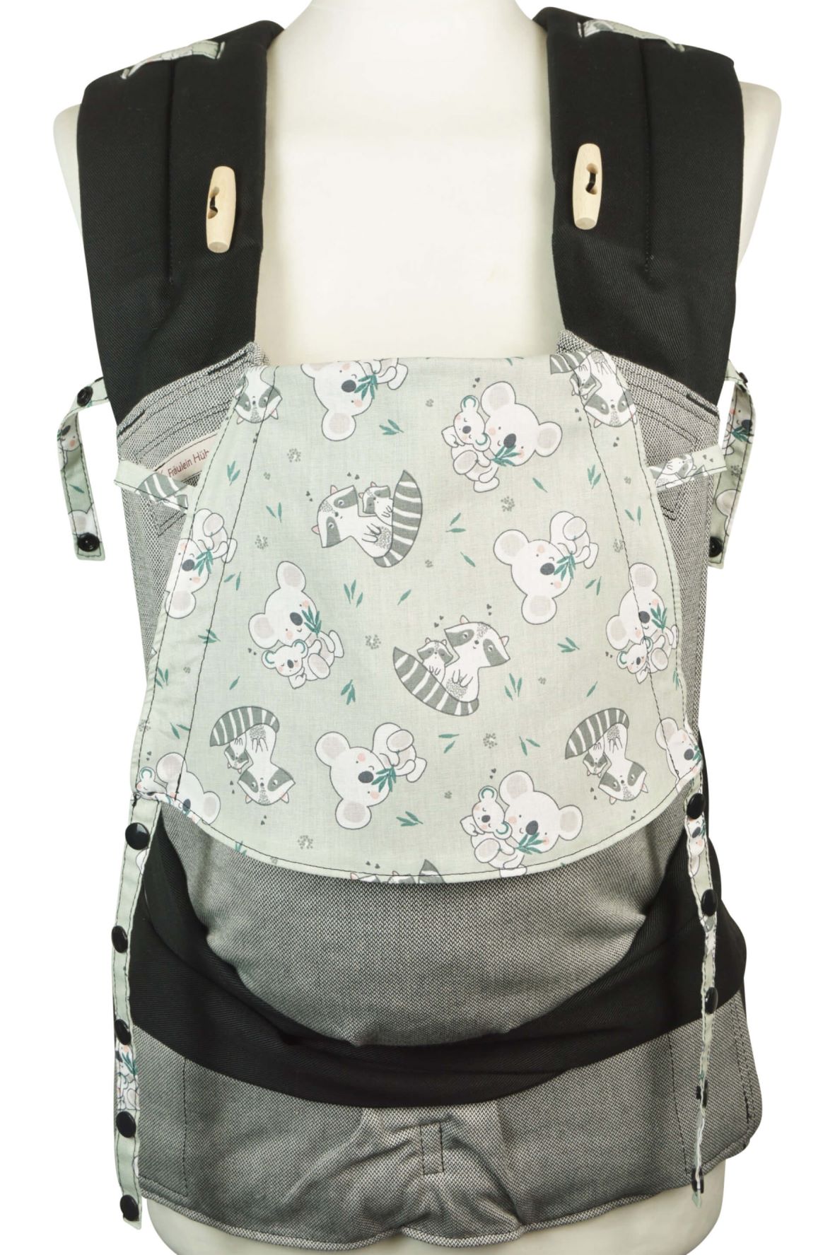 Mei Tai Babysize Babybear Front Babycarrier Fräulein Hübsch Mei Tai Babysize Mei Tai Babysize Light Gray with Koala and Raccoons on Headrest and Black Shouldertraps