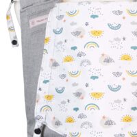 Babytrage Fräulein Hübsch Soft Tai Toddlersize in Hellgrau mit Regenbogen, Sonne, Wolken auf der Kopfstütze