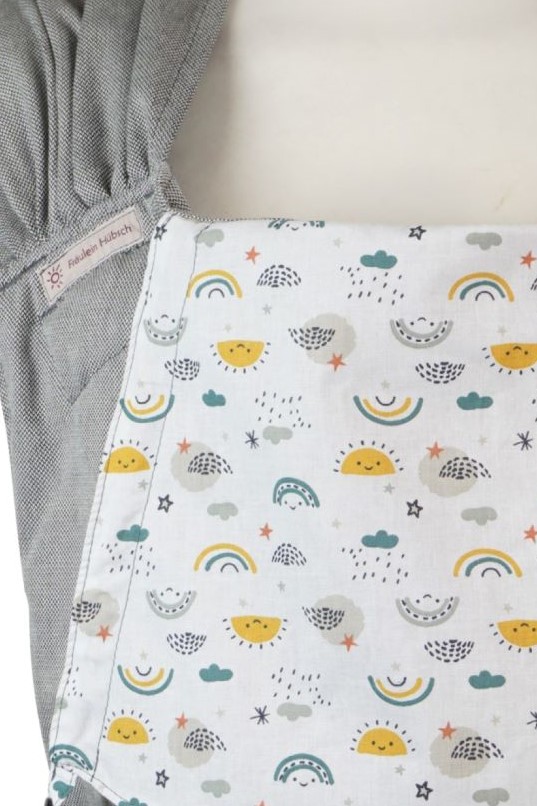 Babytrage Fräulein Hübsch WrapCon Toddlersize in Dunkelgrau mit Sonne, Wolken und Regenbögen auf der Kopfstütze Seitansicht