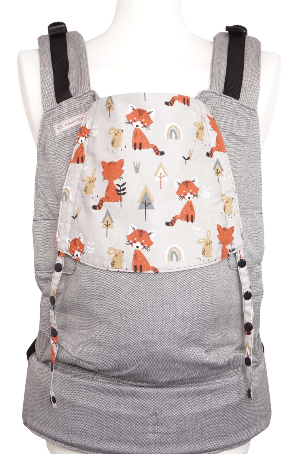 Fullbuckle Onesize Foxes Frontal Fräulein Hübsch Babytrage Fullbuckle in Hellgrau mit Füchsen auf der Kopfstütze in Frontalansicht