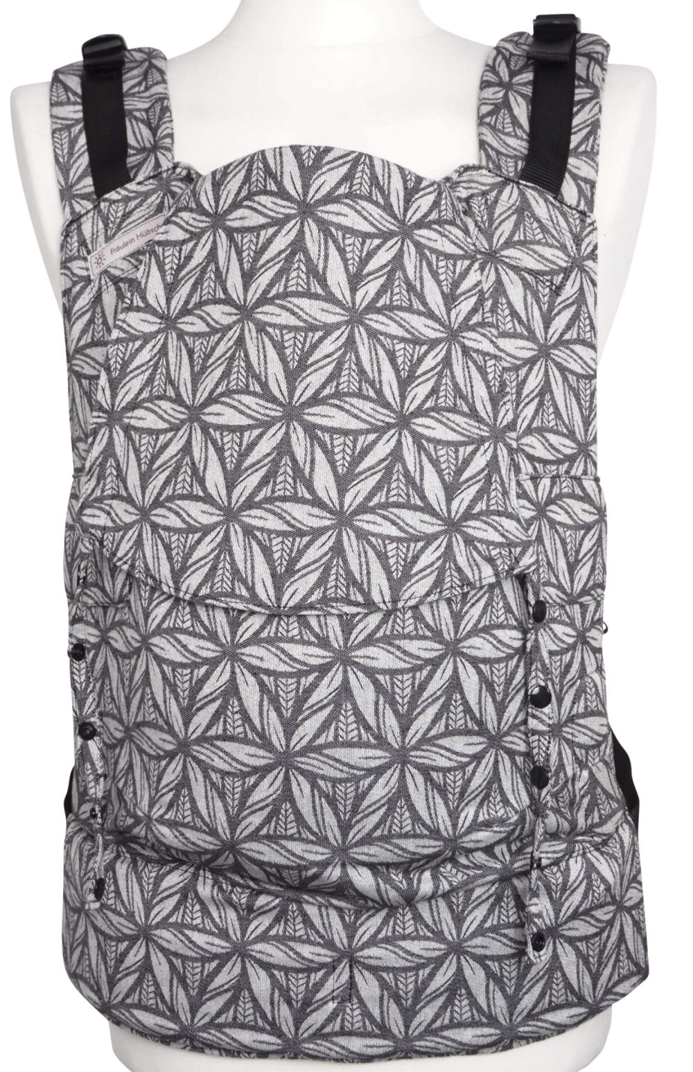 Fullbuckle Onesize Lorelei Frontal Fräulein Hübsch Babytrage Fullbuckle in Weiß und Schwarz in einem Muster, das der Lebensblume nachempfunden ist, in Frontalansicht