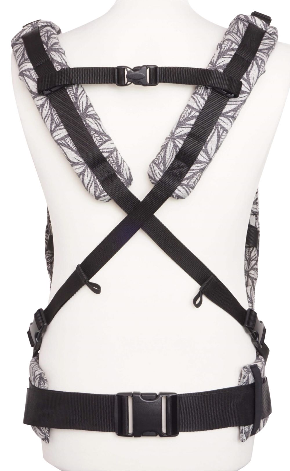 Fullbuckle Onesize Lorelei Ruckansicht gekreuzt Fräulein Hübsch Babytrage Fullbuckle in Muster "Lorelei" in weiß und schwarz von hinten. Man sieht nur den Hüftgurt und die Schulterträger, die gekreuzt getragen werden.
