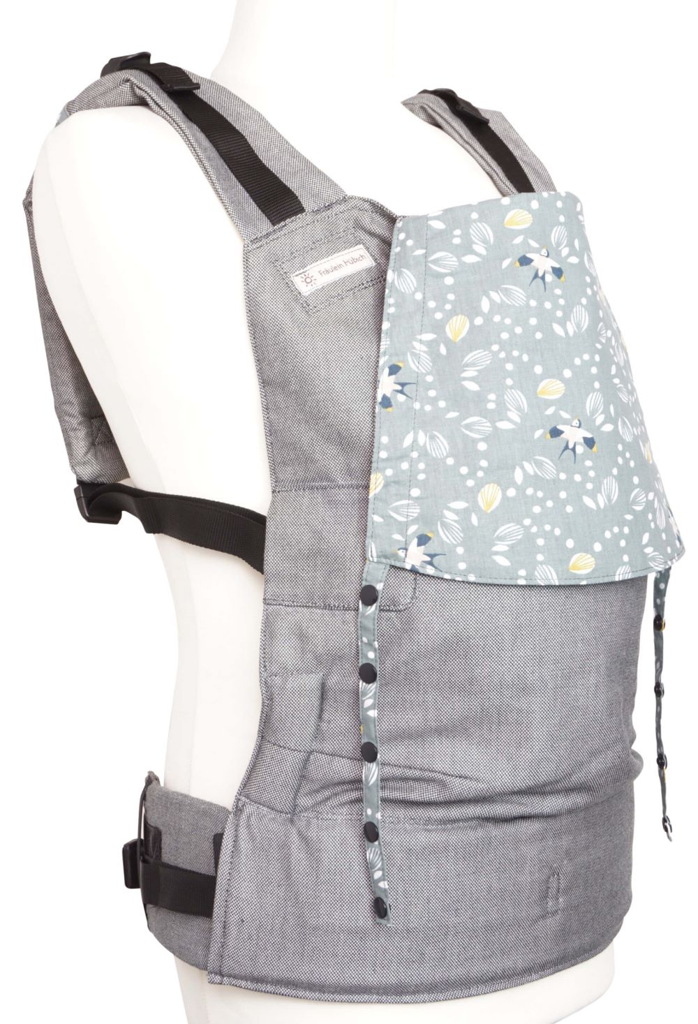 Fullbuckle Onesize Swallows Seitlich Trager am Ruckenteil Fräulein Hübsch Babytrage Fullbuckle in Dunkelgrau mit einem Schwalben-Muster auf der Kopfstütze. Die Schulterträger sind am Hüftgurt befestigt, die Trage wird in einer seitlichen Ansicht gezeigt.