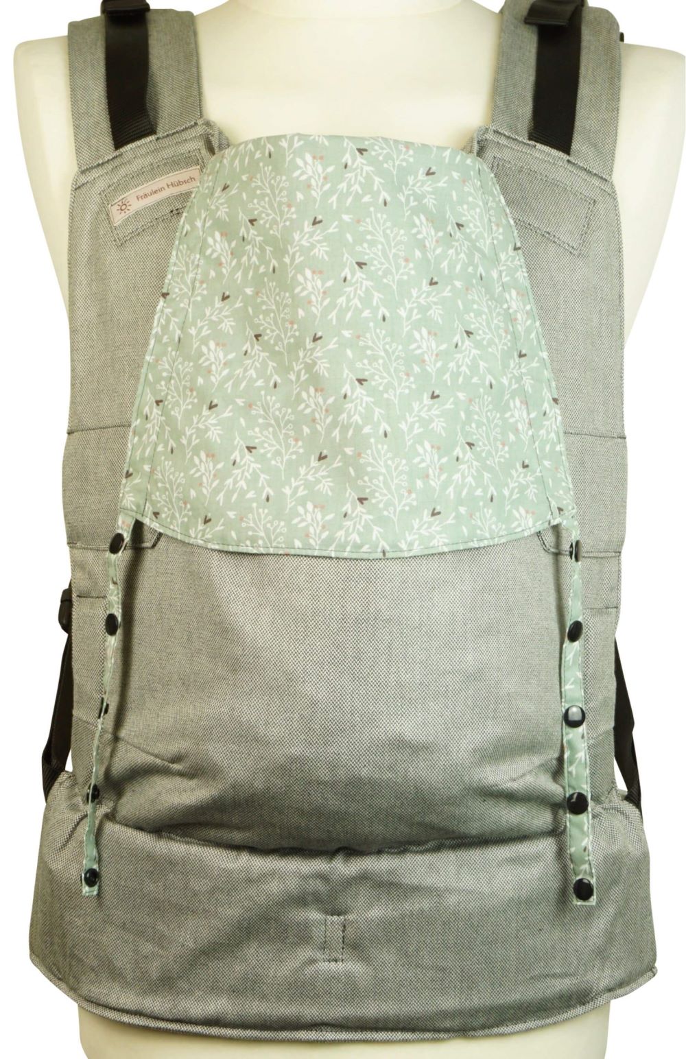 Rucksack Babytrage Fullbuckle von Fräulein Hübsch. Hellgrauer Stoff mit einer Kopfstütze aus salbeigrünem Baumwollstoff mit zarten weißen Zweigen und kleinen schwarzen Herzen und altrosa Pünktchen.