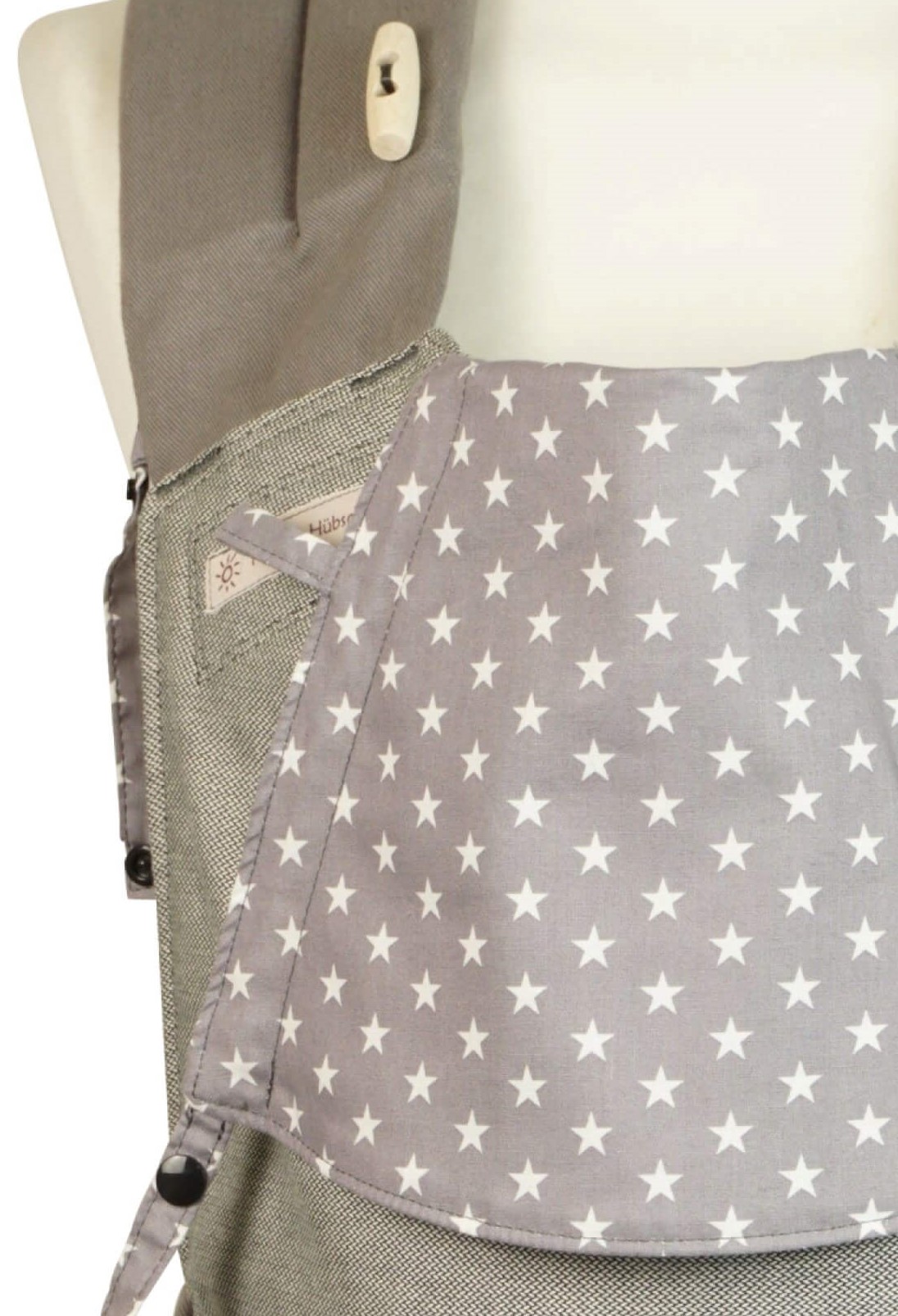 Babytrage Mei Tai in Babysize von Fräulein Hüsch aus hellgrauem Stoff und einer Kopfstütze aus Baumwollstoff mit weißen Sternchen auf grauem Grund