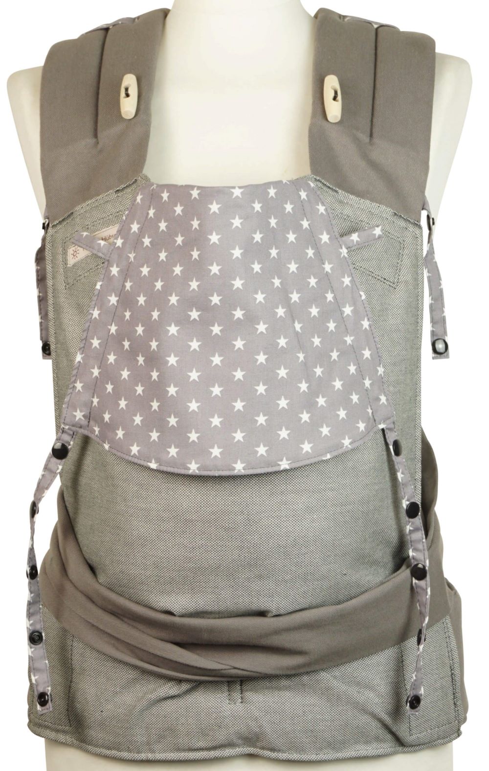 Babytrage Mei Tai in Babysize von Fräulein Hüsch aus hellgrauem Stoff und einer Kopfstütze aus Baumwollstoff mit weißen Sternchen auf grauem Grund