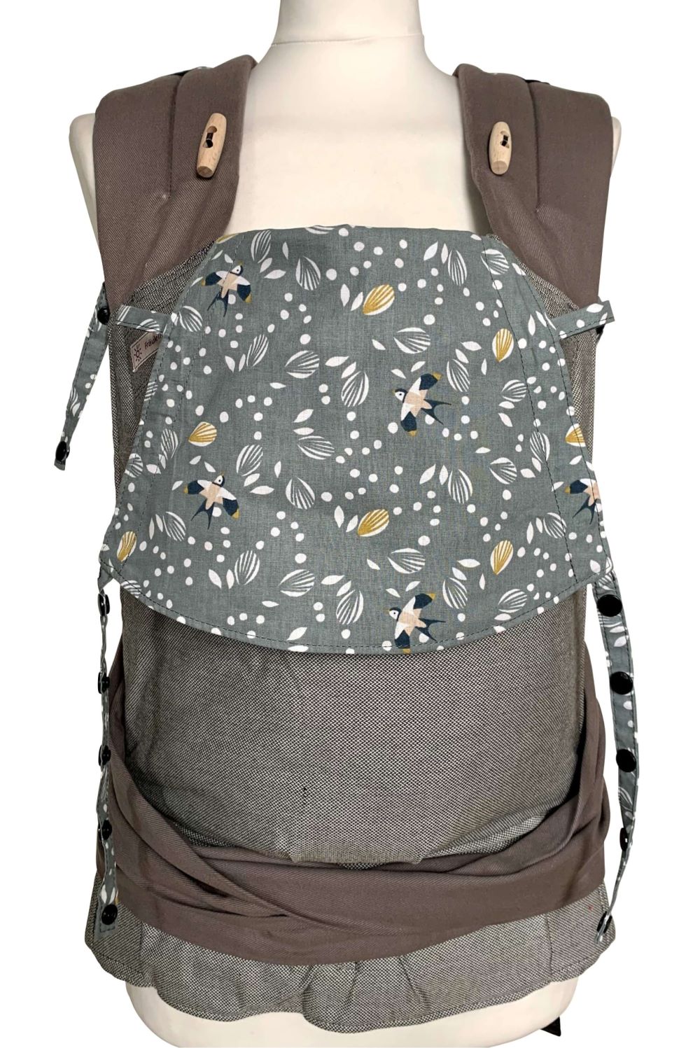 Babycarrier Mei Tai Babysize Swallows Silver Front Babytrage Fräulein Hübsch SoftTai Toddlersize in Hellgrau mit kleinen weißen Zweigen auf der Kopfstütze. Schulterträger sind zum Binden, Hüftgurt mit Schnalle.