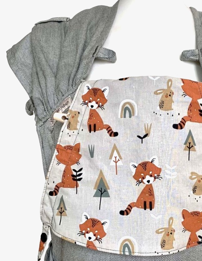 WrapCon Babysize Foxes Detail komp Babytrage Fräulein Hübsch Wrap Con Babysize in Hellgrau mit braunen Füchsen auf der Kopfstütze. Schulterträger sind zum Binden, Hüftgurt mit Schnalle.