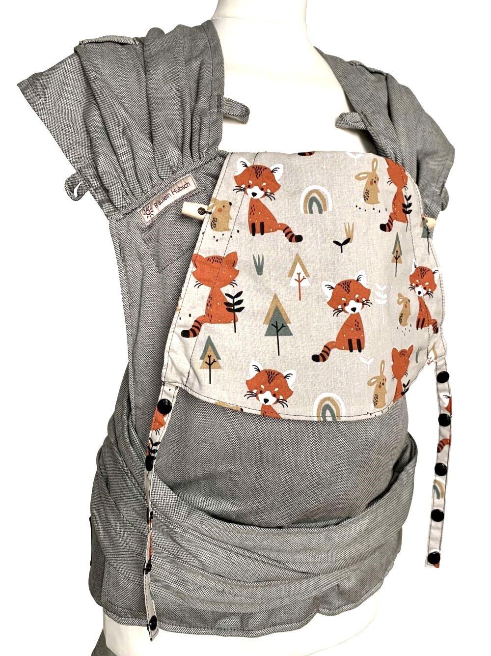 WrapCon Babysize Foxes Seitlich komp Babytrage Fräulein Hübsch Wrap Con Babysize in Hellgrau mit braunen Füchsen auf der Kopfstütze. Schulterträger sind zum Binden, Hüftgurt mit Schnalle.