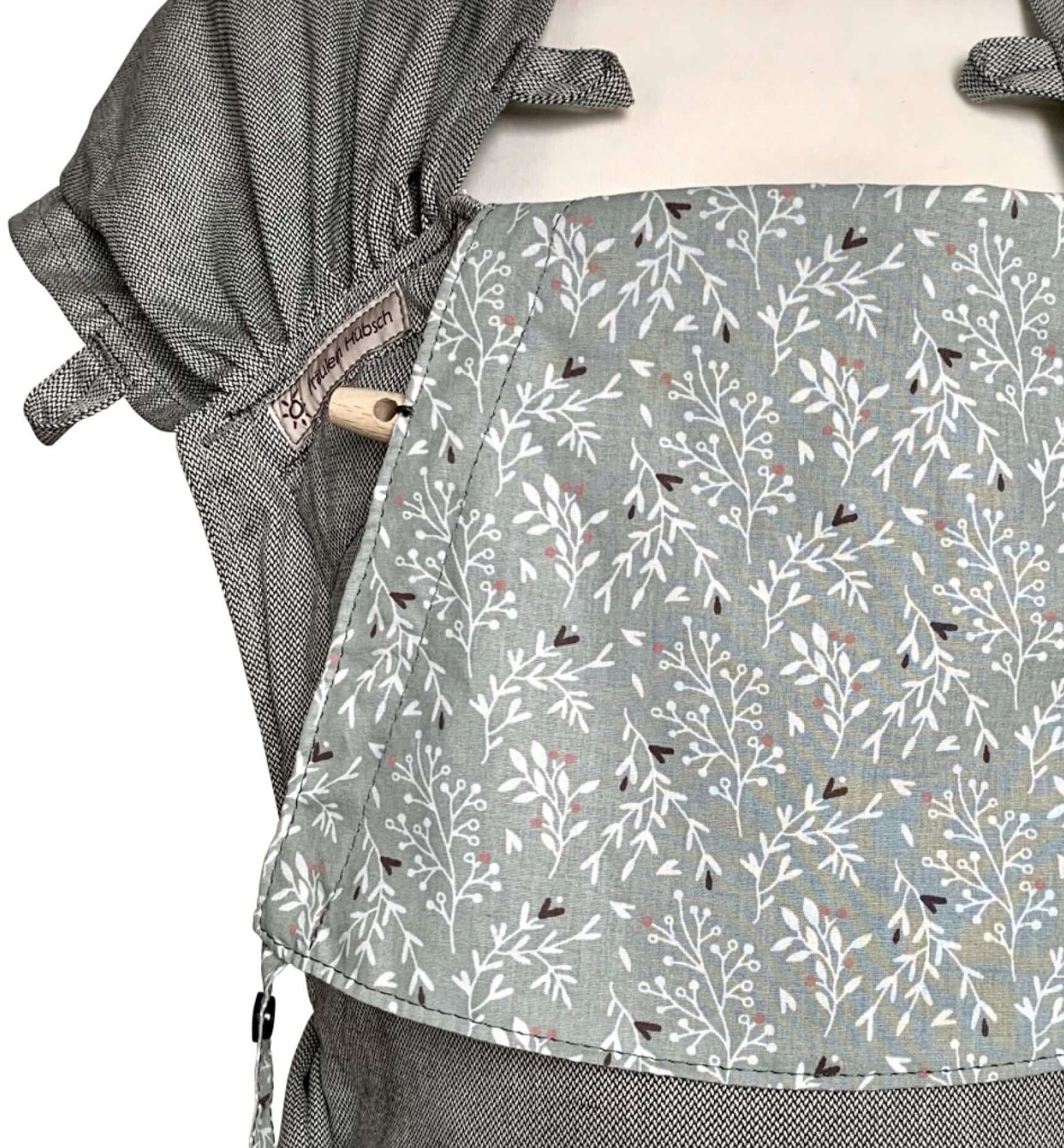 WrapCon Babysize Little Twigs Detail komp Detailphoto of a Baby Carrier Fräulein Hübsch WrapCon Babysize in Grey with white little twigs on a mintcoloured headrest