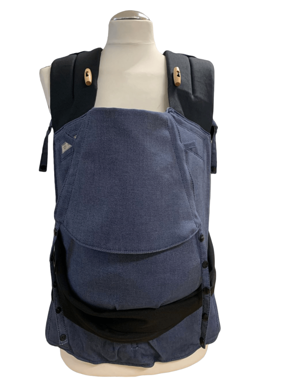 Fräulein Hübsch Mei Tai Babytrage in Indigoblau mit schwarzen Schulterträgern und Bauchgurt