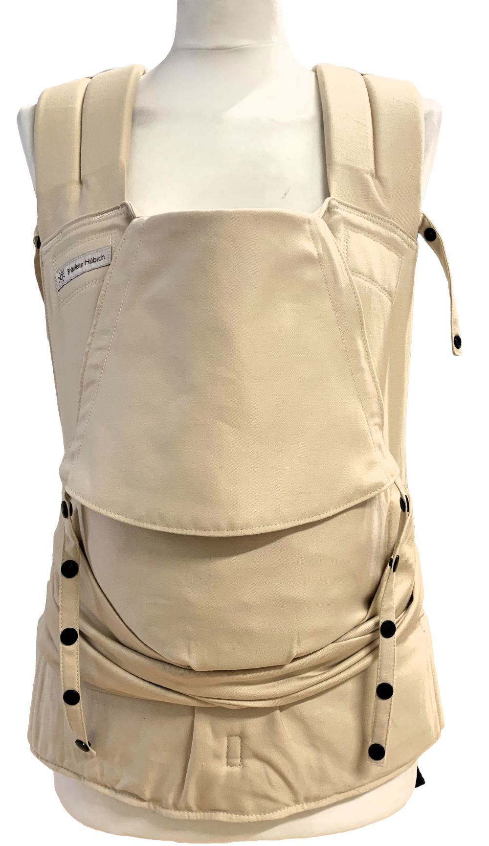 Babytrage SoftTai von Fräulein Hübsch in Beige auf einer Schneiderbüste in Frontalansicht