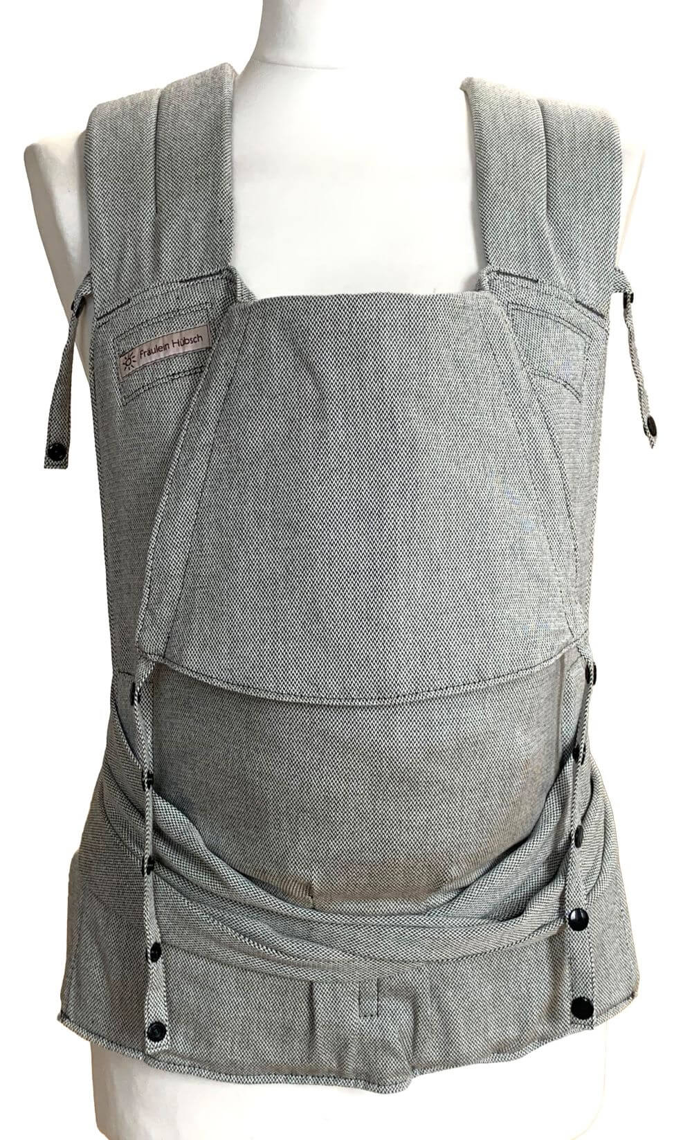 SoftTai V2 Babysize Silver Frontal Babytrage in Hellgrau auf einer Schneiderbüste