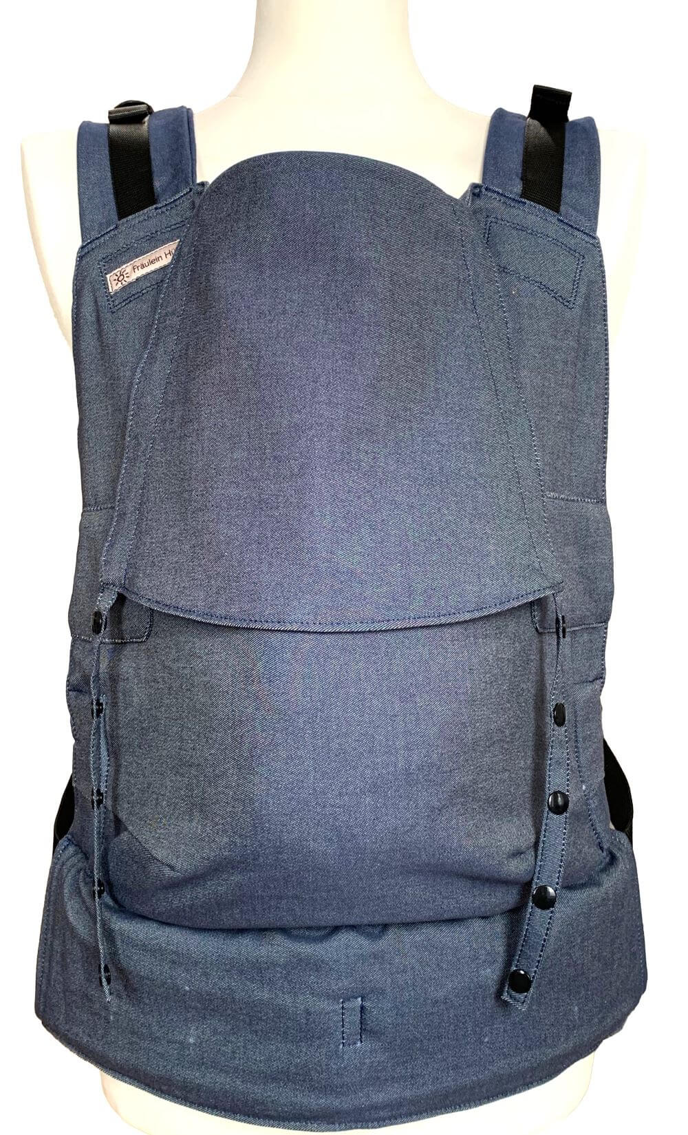 Fullbuckle Onesize Indigo Frontal Fullbuckle Babytrage in Denimblau auf einer Schneiderpuppe