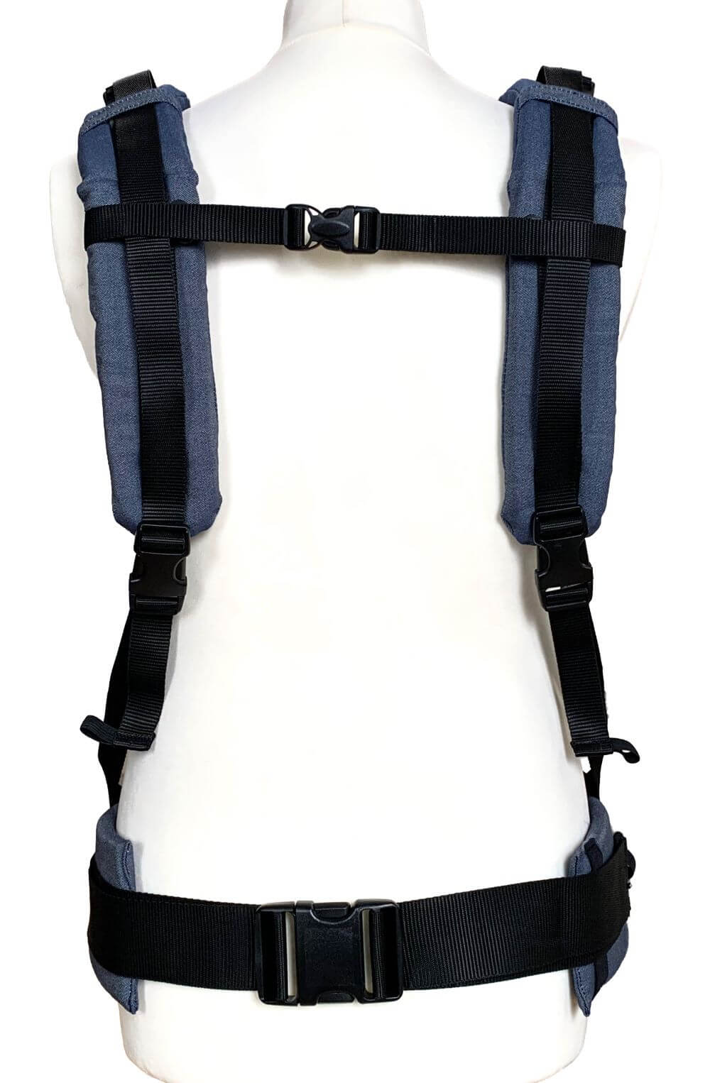 Fullbuckle Onesize Indigo Rueckansicht parallel Rückseite einer Fullbuckle Babytrage in Denimblau auf einer Schneiderpuppe. Die Träger sind parallel.