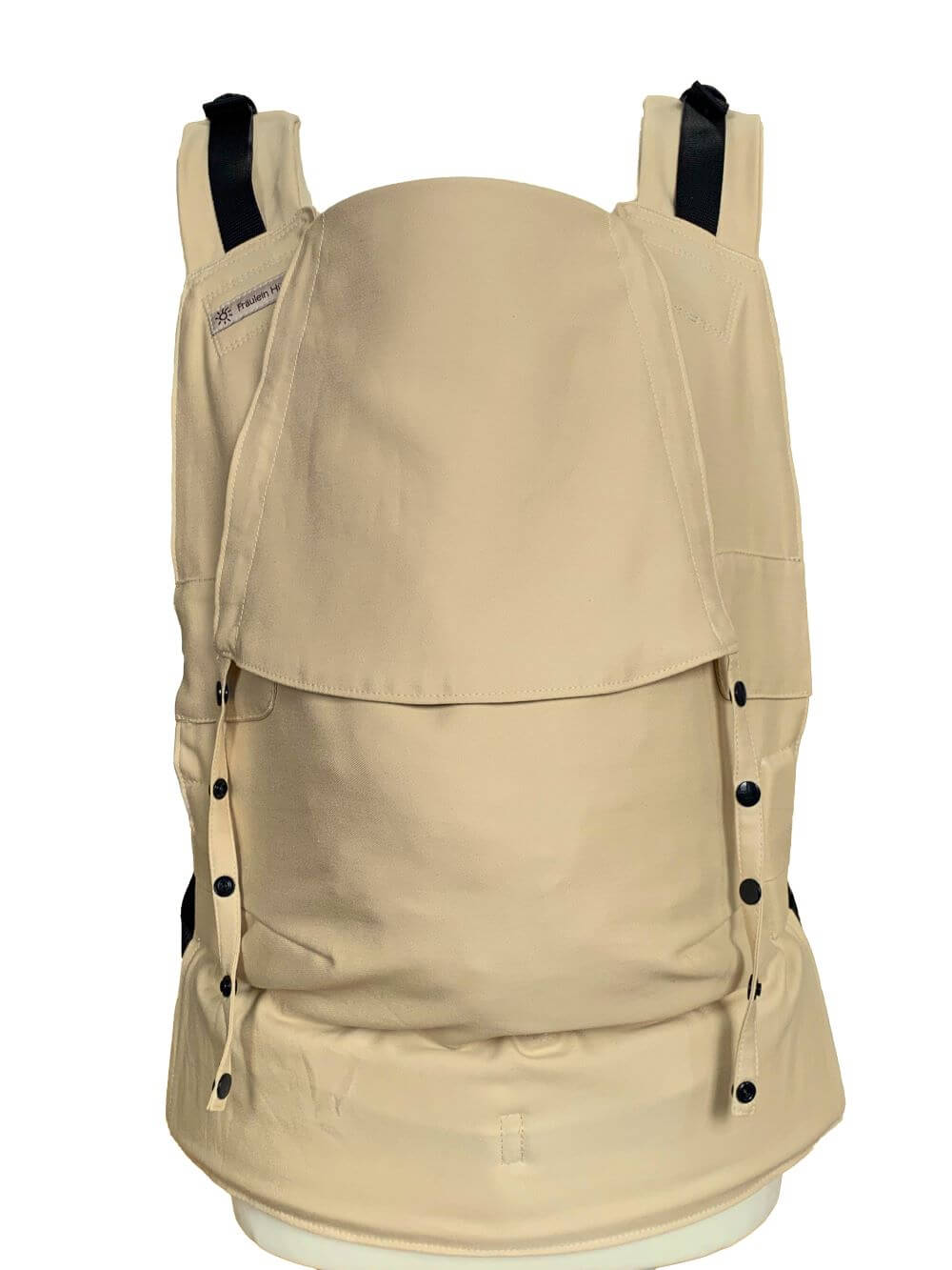 Fullbuckle Onesize Sand Frontal Frontalansicht einer Fullbuckle Babytrage in Denimblau auf einer Schneiderpuppe.