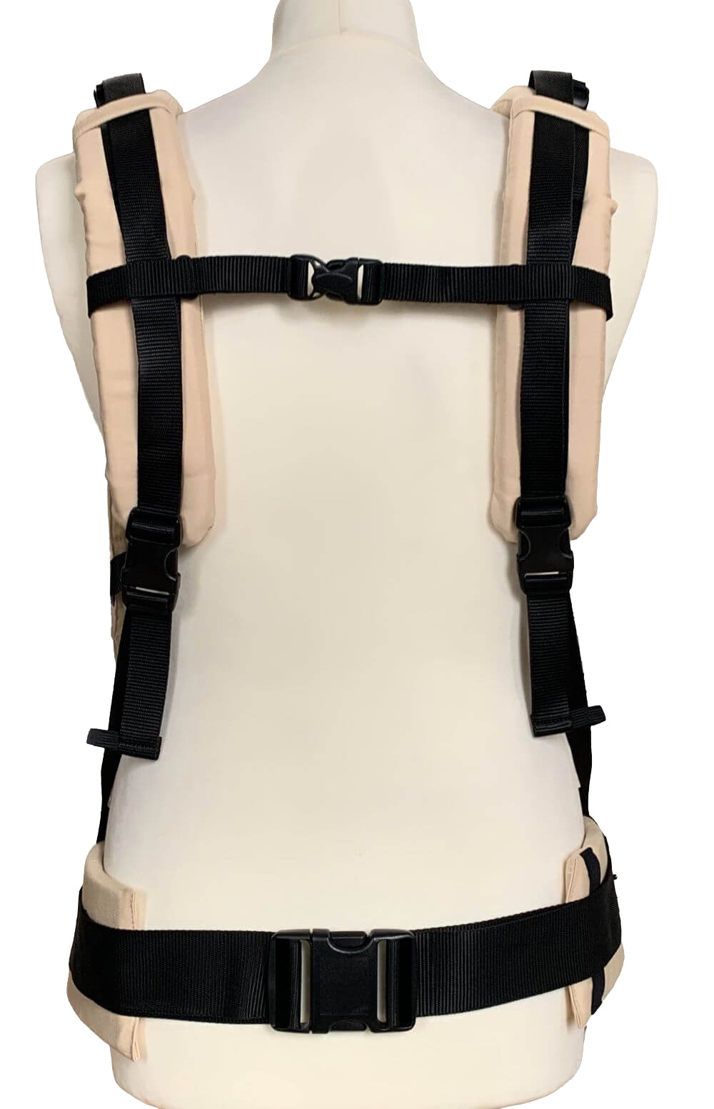 Fullbuckle Onesize Sand Rueckansicht Traeger paralell Rückseite einer Fullbuckle Babytrage in Sand auf einer Schneiderpuppe. Die Träger sind parallel