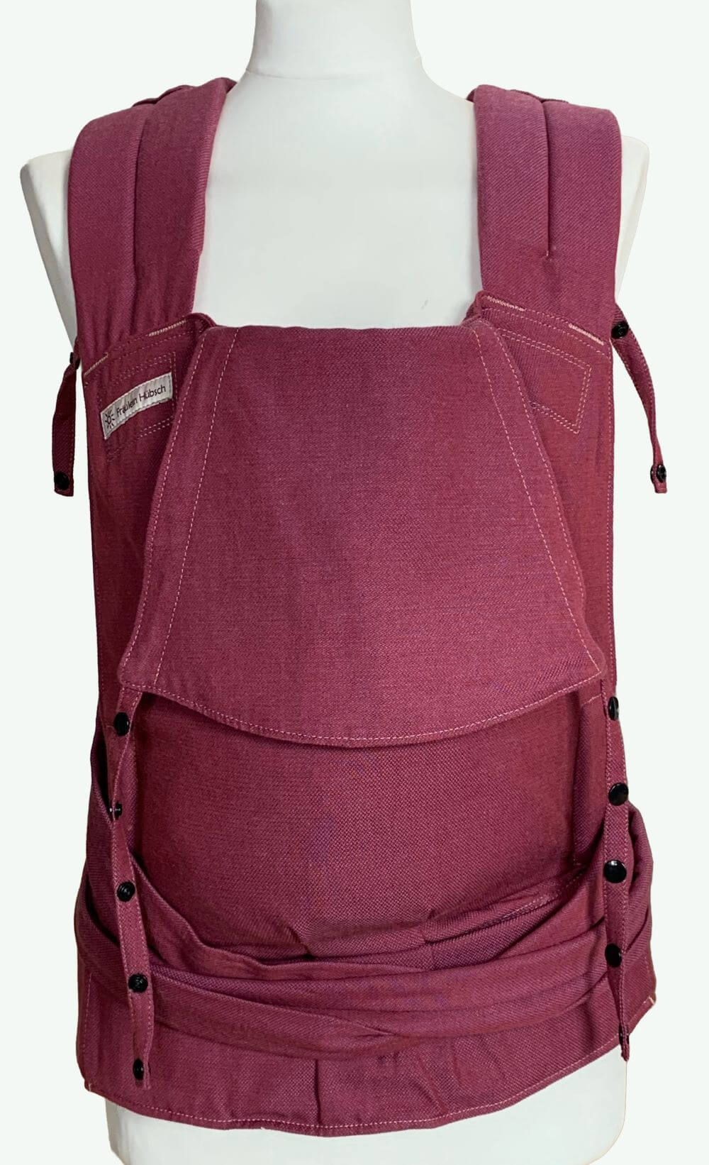 Babytrage aus einem violett-rötlichen Stoff