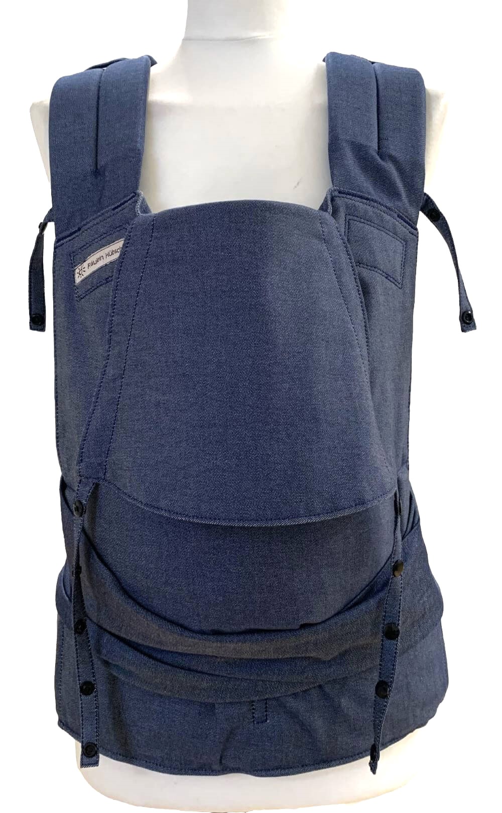 SoftTai V2 Babysize Denim Frontal SoftTai Babytrage von Fräulein Hübsch in Denimblau auf einer Schneiderbüste in Frontalansicht.