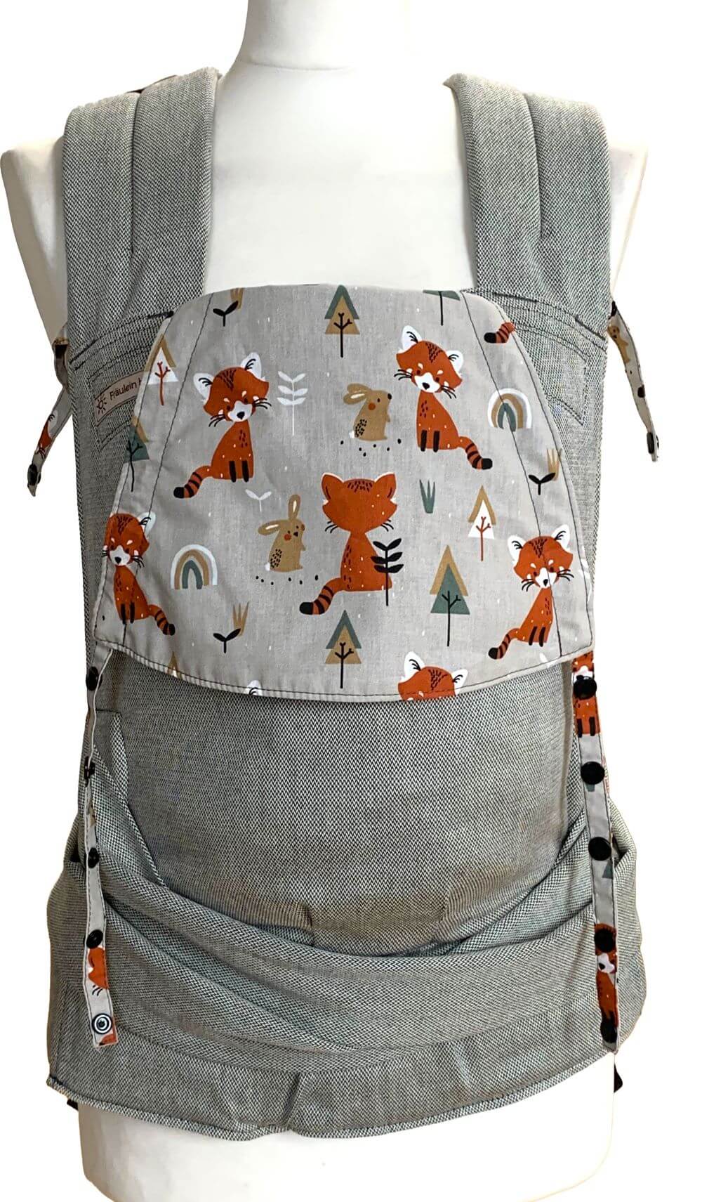 SoftTai V2 Babysize Foxes Frontal Hellgraue Babytrage mit Kopfstütze aus Dekostoff. Auf grauem Hintergrund sind orangebraune sitzende Füchse, Bäume und Hasen abgebildet.
