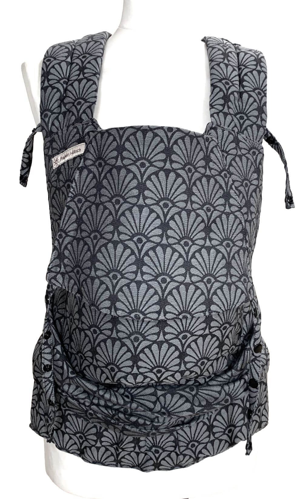 SoftTai V2 Babysize Penelope Silver Frontalansicht Babytrage mit Schulterträgern zum Binden und Hüftgurt mit Schnalle in floralem Muster aus Grau und Schwarz auf einer Schneiderbüste
