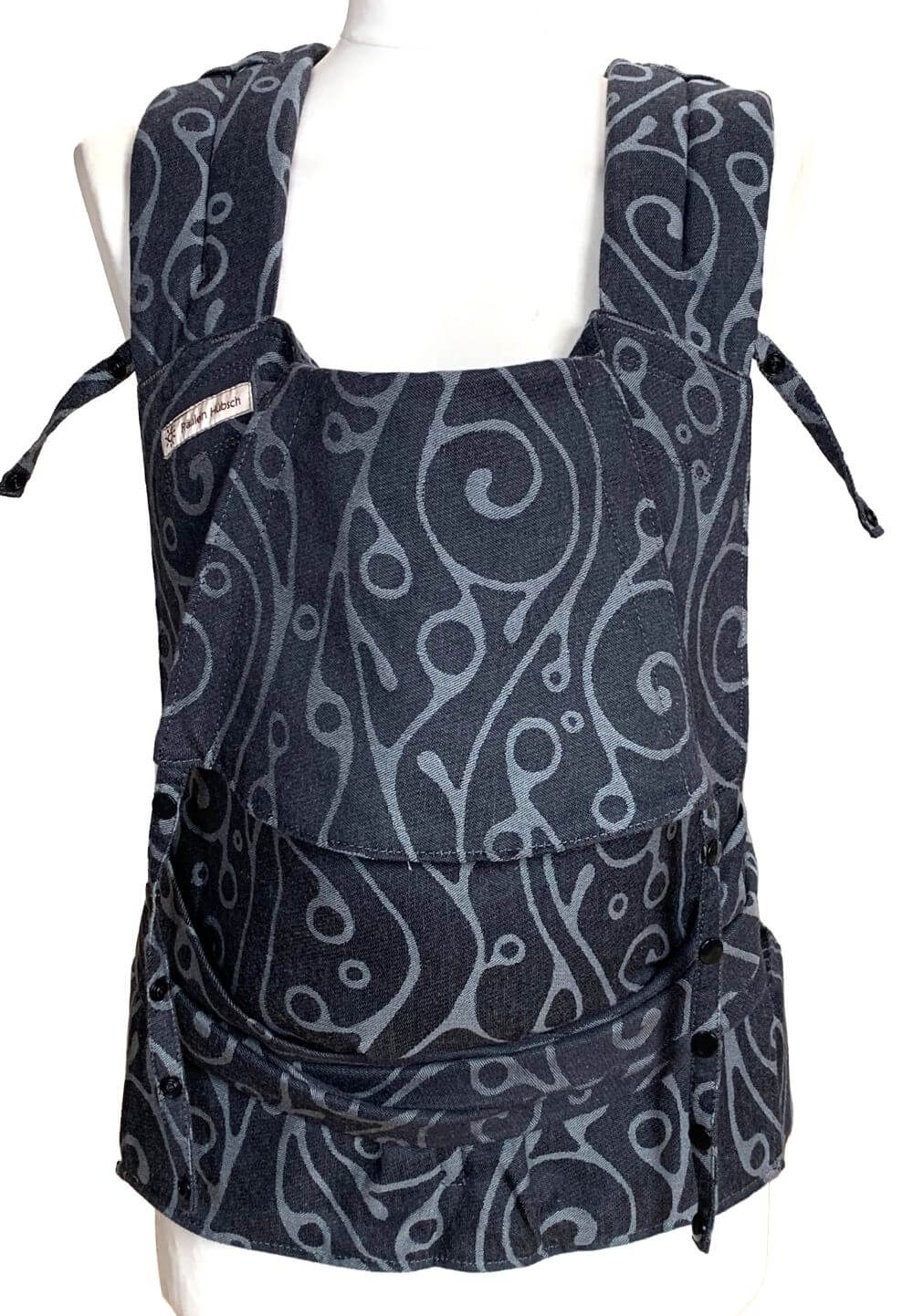 SoftTai V2 Babysize Seaweed Anthrazit Frontal Babytrage mit Schulterträgern zum Binden und Hüftgurt mit Schnalle in floralem Muster aus Grau und Schwarz auf einer Schneiderbüste