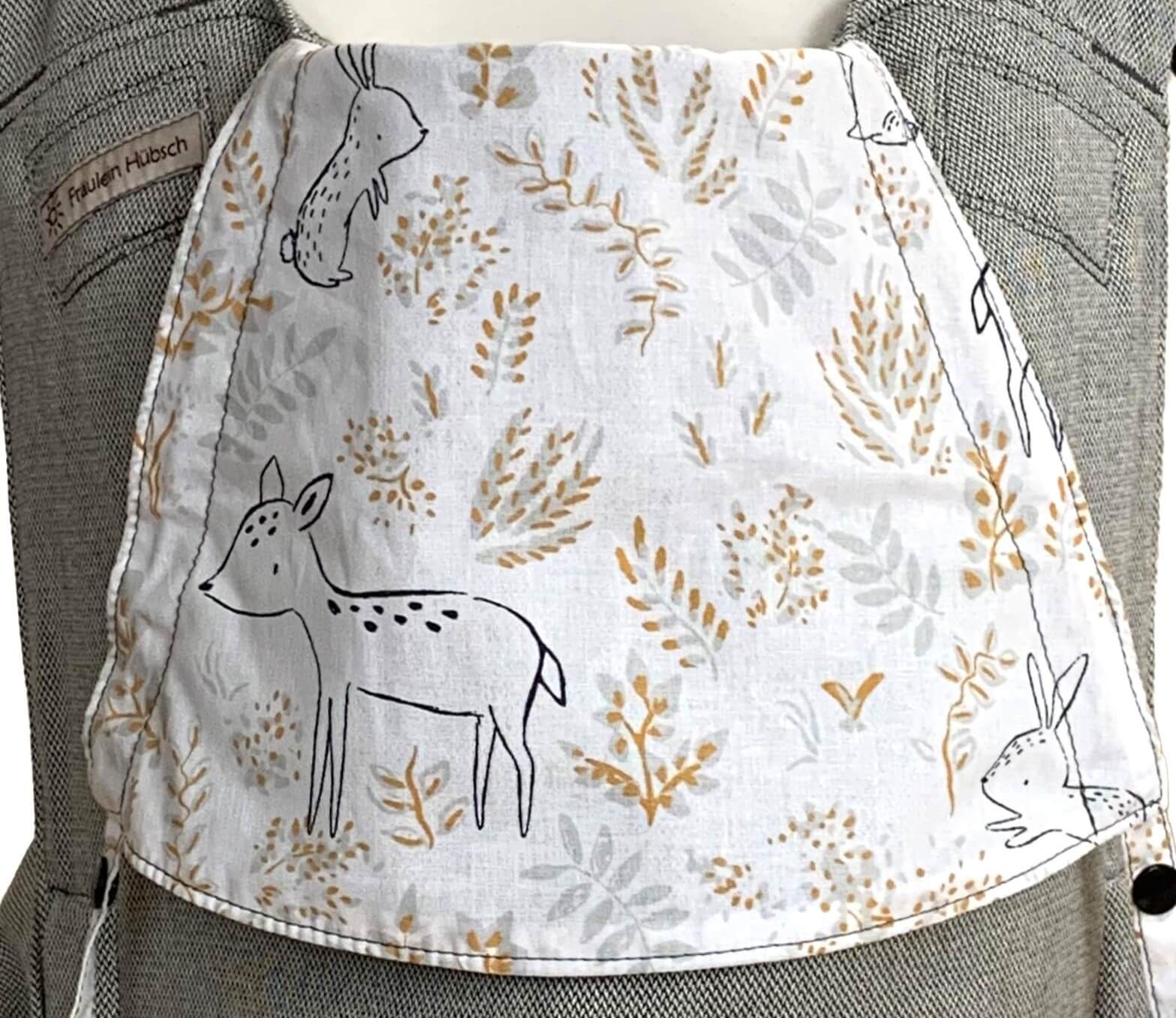 SoftTai V2 Babysize Small Game Detail Detailansicht der Kopfstütze. Reh und Hase und Zweige in Ocker und Grau auf weißem Hintergrund