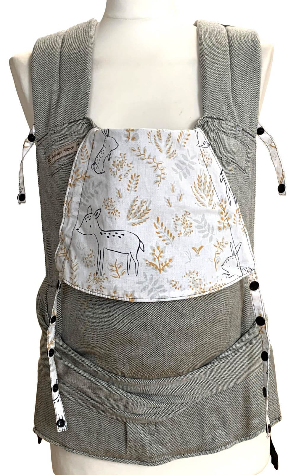 SoftTai V2 Babysize Small Game Frontal Hellgraue Babytrage mit Kopfstütze aus Dekostoff, auf dem Hase und Reh und Zweige auf weißem Untergrund sind.