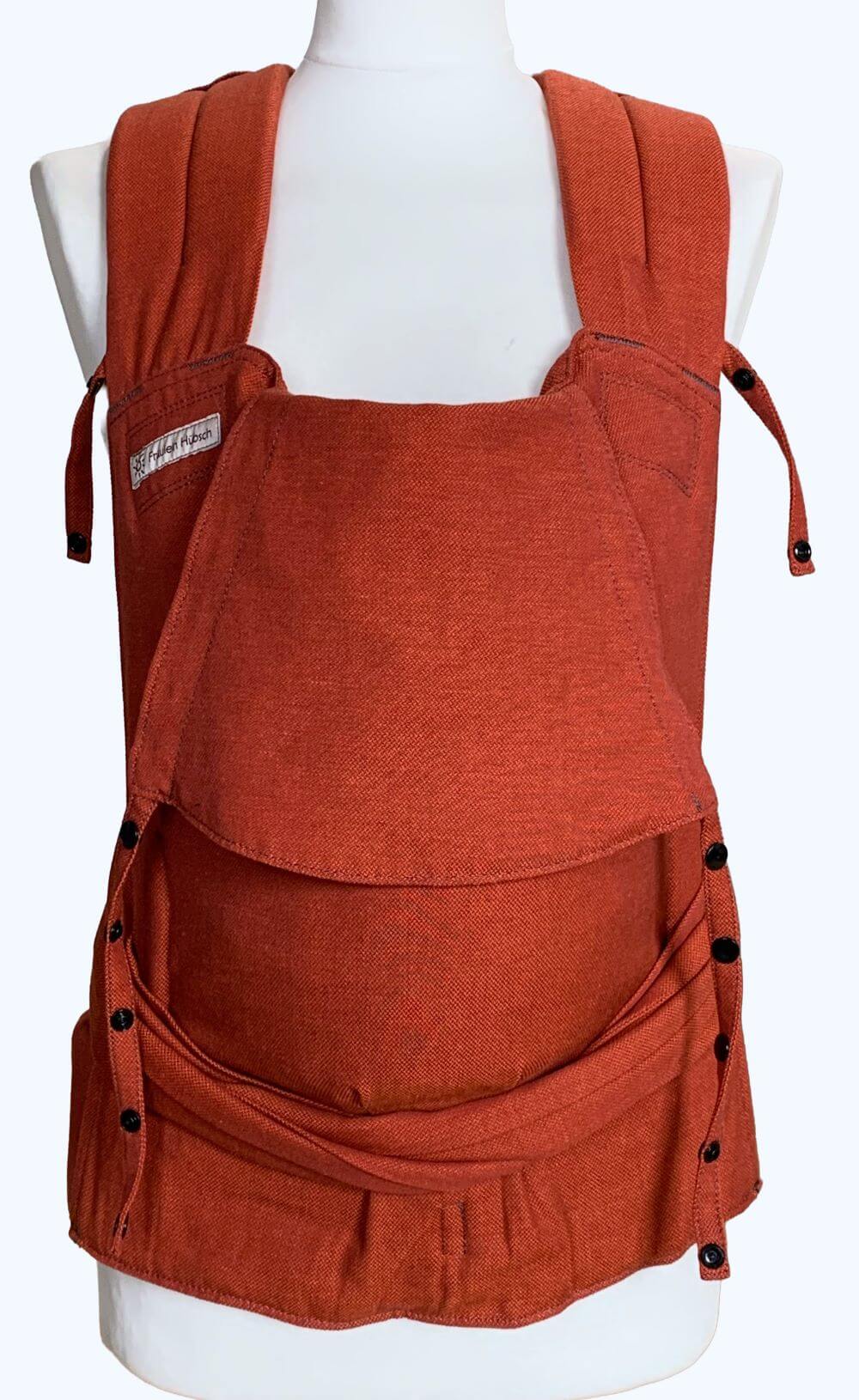 SoftTai V2 Babysize Terracotta Frontal Babytrage aus Kreuzköperstoff in einem hellen Rotton