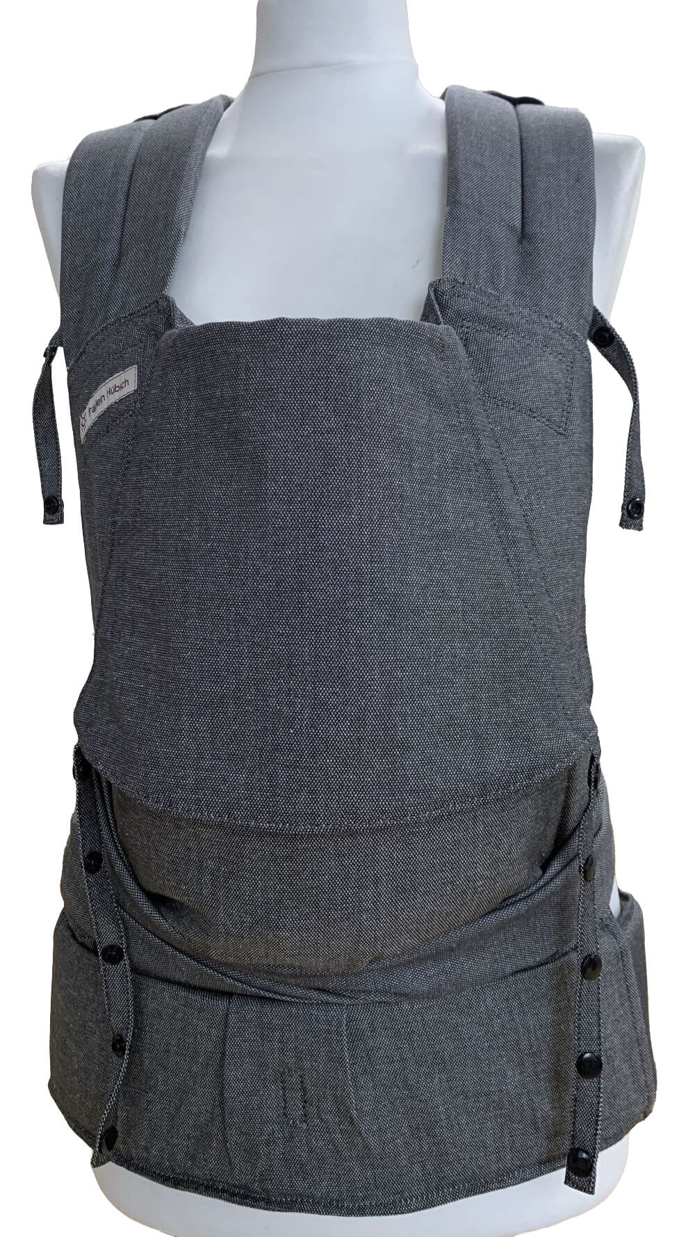 SoftTai V2 Graphite Frontal Babytrage von Fräulein Hübsch in elegantem Dunkelgrau auf einer SChneiderpuppe in seitlicher Ansicht. Der Hüftgurt schließt mit Schnalle, die Schulterträger sind zu binden.