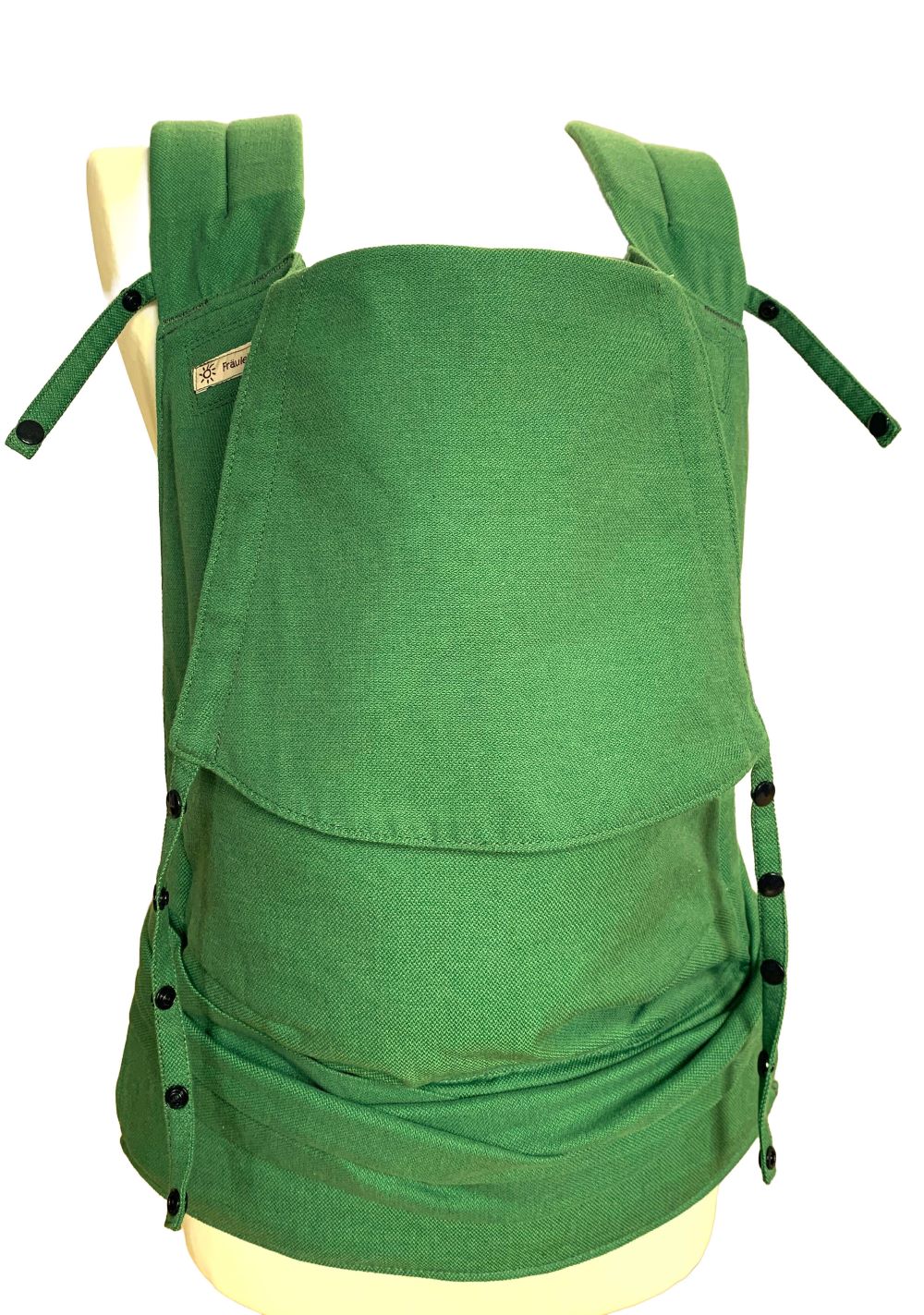 SoftTai V2 Toddlersize Forest Green Frontal Fräulein Hübsch Babytrage aus Kreuzköperstoff in einem satten Grünton. Schulterträger sind zu binden, der Bauchgurt schließt mit Schnalle.