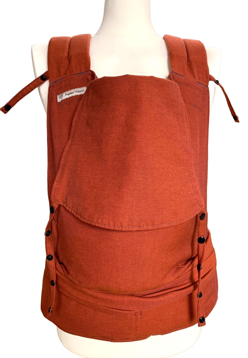 SoftTai V2 Toddlersize Terracotta frontal Babytrage aus Kreuzköperstoff in einem hellen Rotton