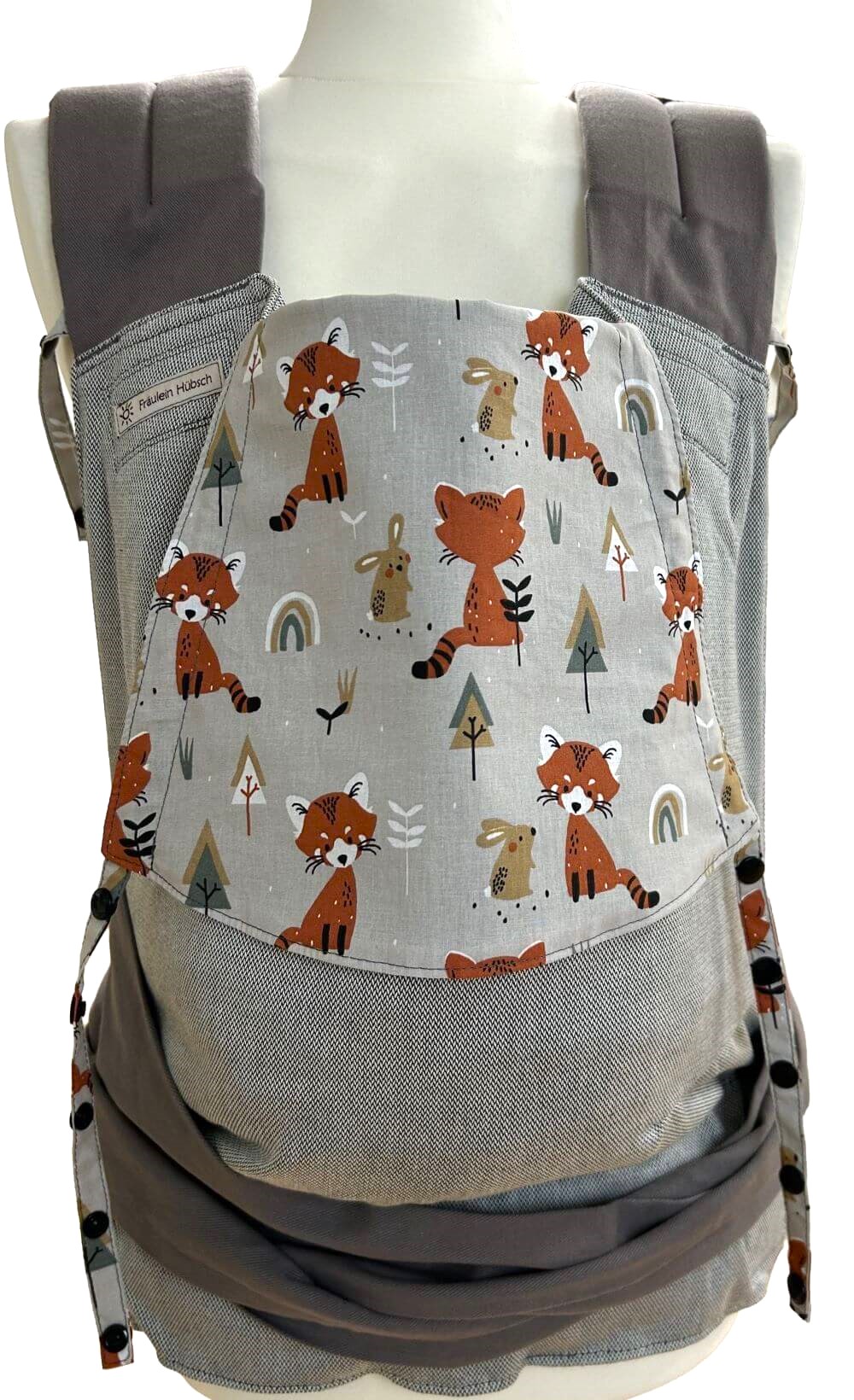 Fräulein Hübsch Mei Tai Babytrage in Hellgrau mit grauen Schulterträgern und Bauchgurt. Die Kopfstütze ist aus grauem Stoff mit Füchsen, Hasen und Regenbogen.