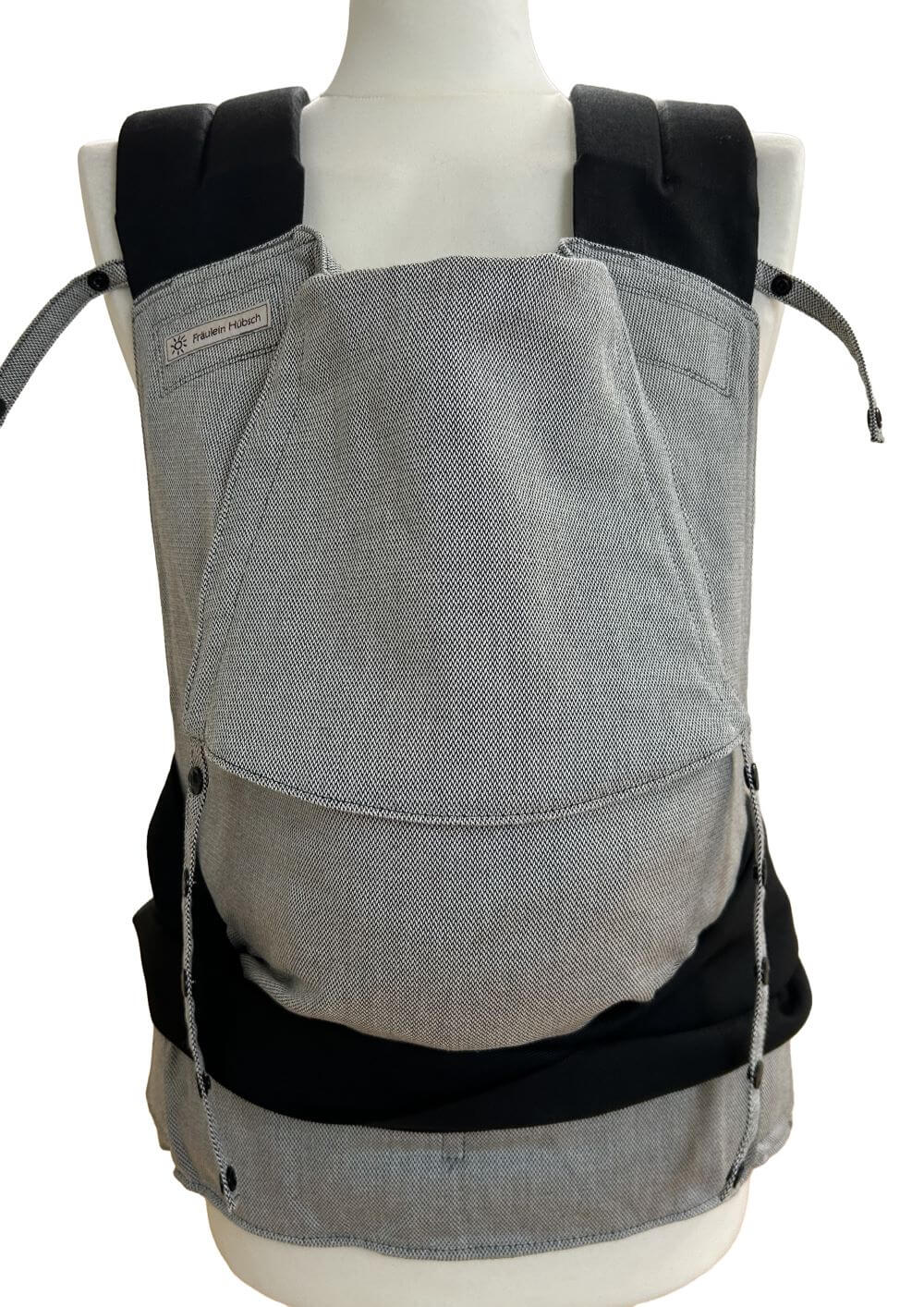 Mei Tai Toddlersize Silber Schwarze Träger Fräulein Hübsch Mei Tai Babytrage in Hellgrau mit schwarzen Schulterträgern und Bauchgurt