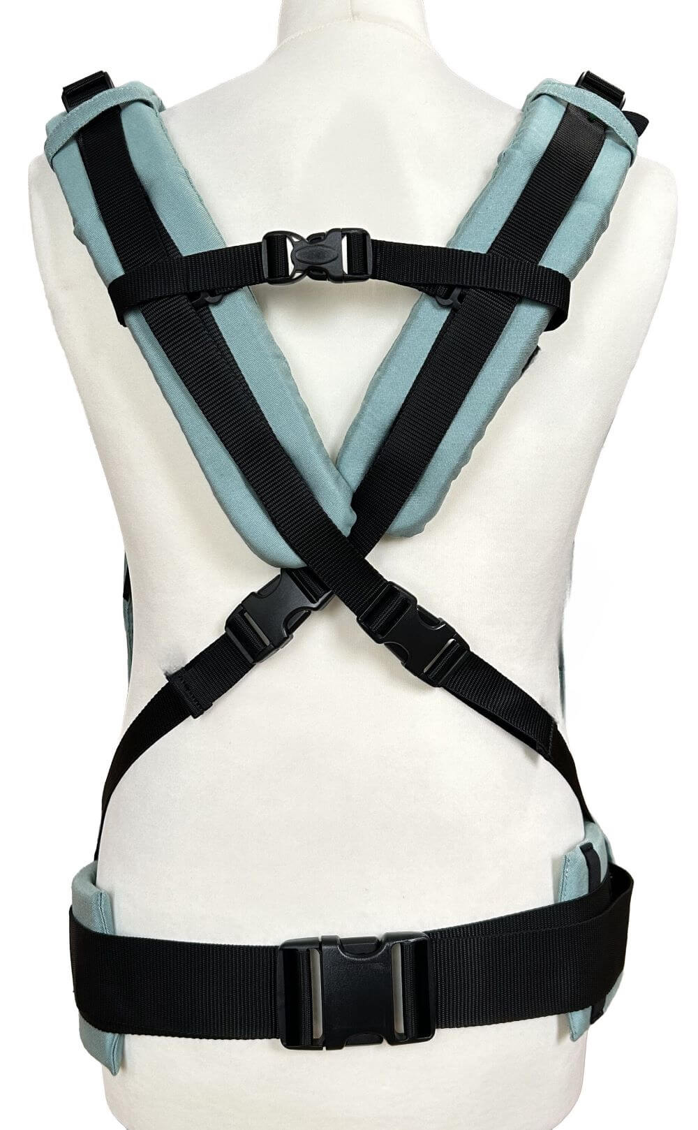 Fullbuckle Onesize Jade Rückansicht gekreuzt Fullbuckle Rucksacktrage in der Farbe Jadegrün von hinten. Man kann die Träger auf dem Rücken überkreuzen.