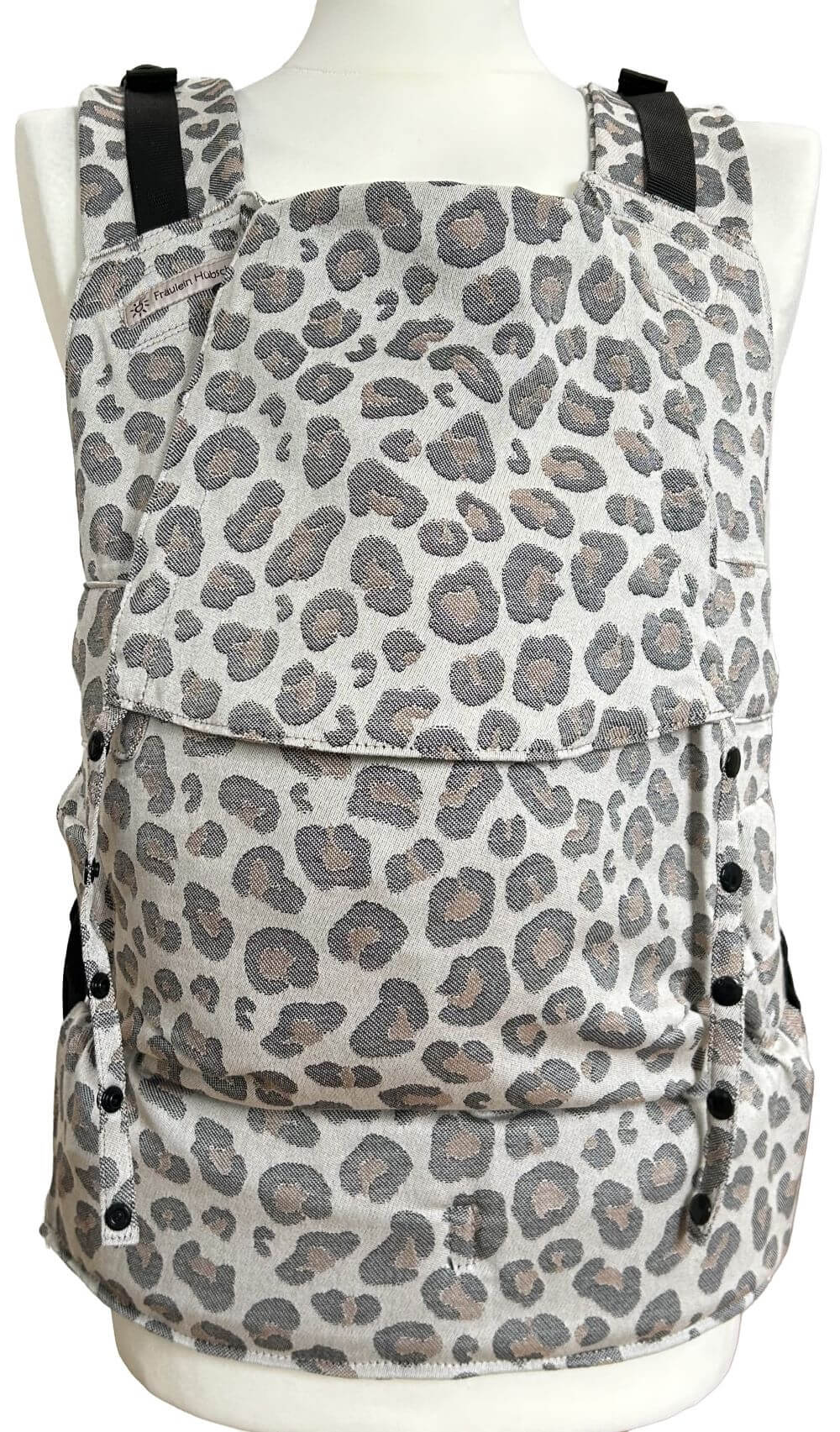 Fullbuckle Rucksacktrage in der Farbe Leoprint auf einer Schneiderpuppe. Alle Gurt schließen mit SChnallen wie bei einem Rucksack, kein Binden.