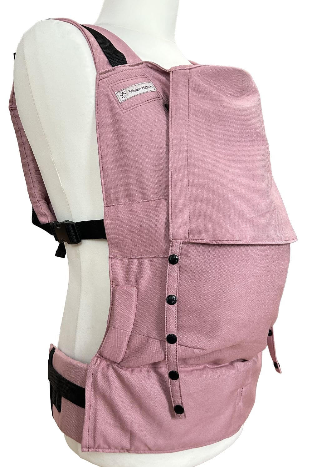 Fullbuckle Rucksacktrage in der Farbe Rose auf einer Schneiderpuppe. Alle Gurt schließen mit SChnallen wie bei einem Rucksack, kein Binden. Man kann die Träger am Rückenteil und am Bauchgurt befestigen.