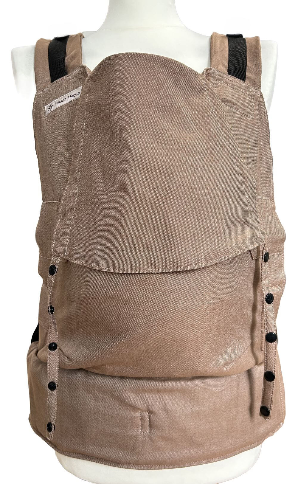 Fullbuckle Onesize Toffee Frontal Fullbuckle Rucksacktrage in der Farbe Toffee auf einer Schneiderpuppe. Alle Gurt schließen mit SChnallen wie bei einem Rucksack, kein Binden.