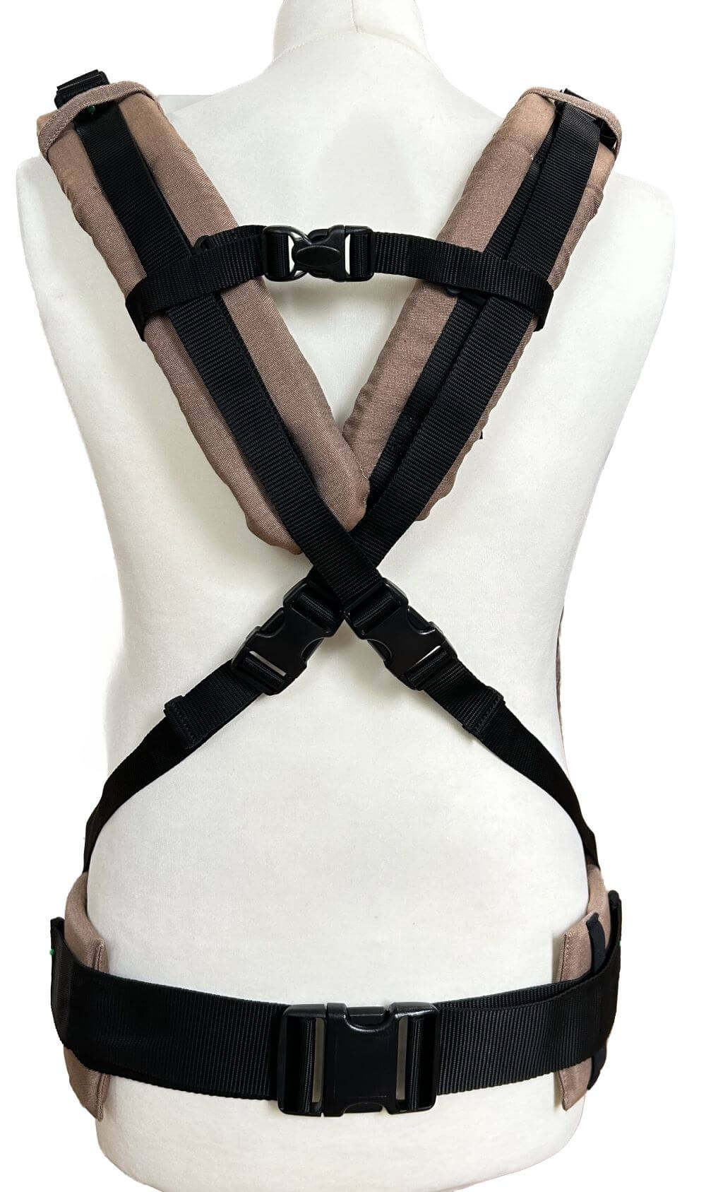 Fullbuckle Onesize Toffee Ruckansicht gekreuzt Fullbuckle Rucksacktrage in der Farbe Toffee von hinten. Man kann die Träger auf dem Rücken überkreuzen.