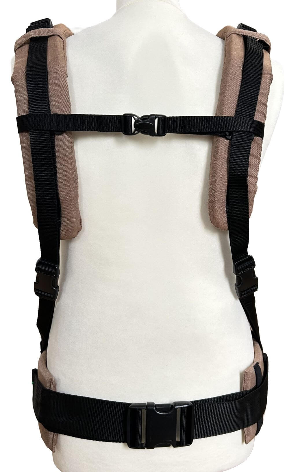 Fullbuckle Onesize Toffee Ruckansicht parallel Fullbuckle Rucksackbabytrage in der Farbe Toffee. Die Träger sind parallel am Rücken entlanggeführt wie bei einem Rucksack