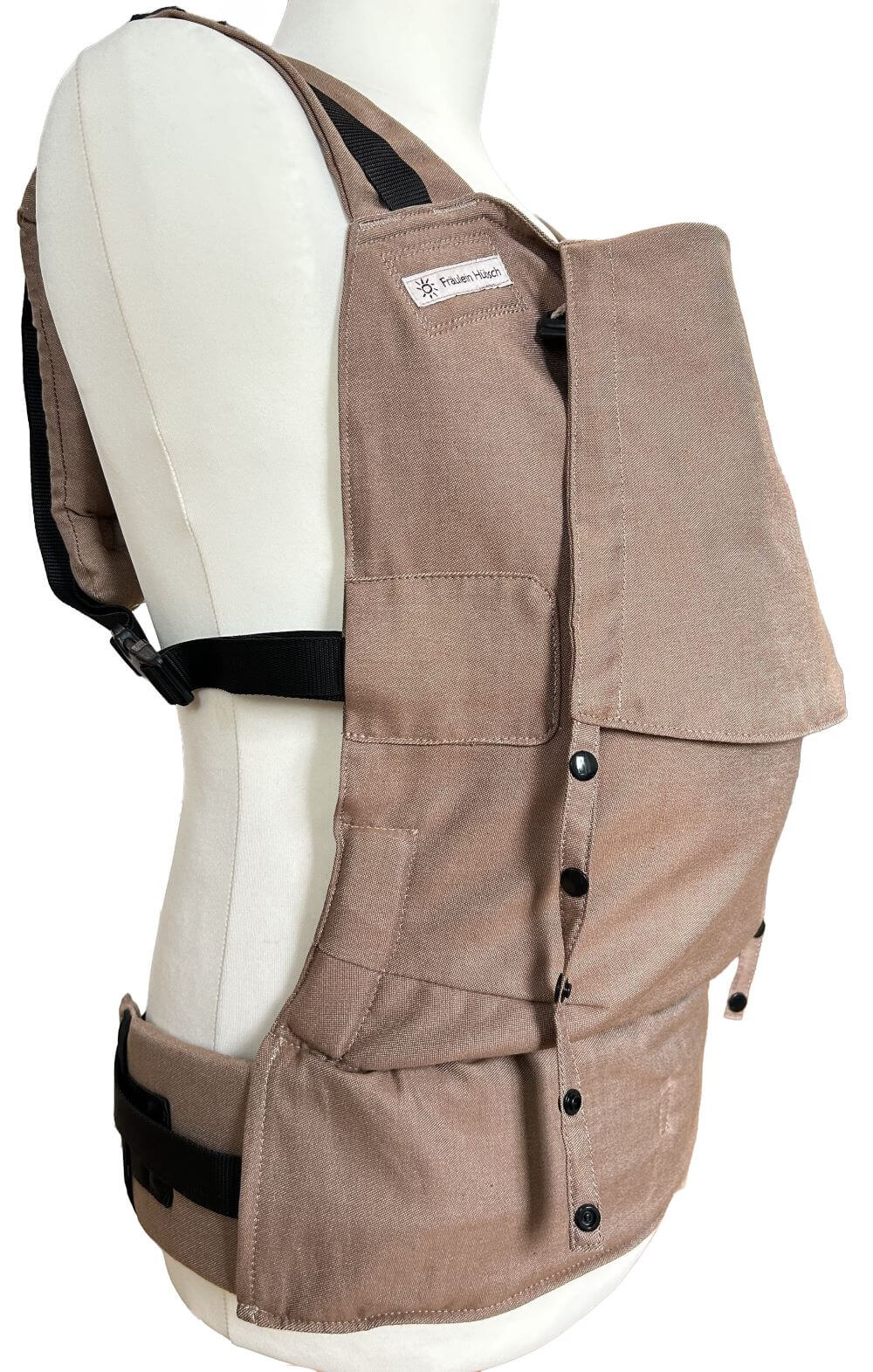 Fullbuckle Onesize Toffee Seitlich Ruckenteil Fullbuckle Rucksacktrage in der Farbe Toffee auf einer Schneiderpuppe. Alle Gurt schließen mit SChnallen wie bei einem Rucksack, kein Binden.