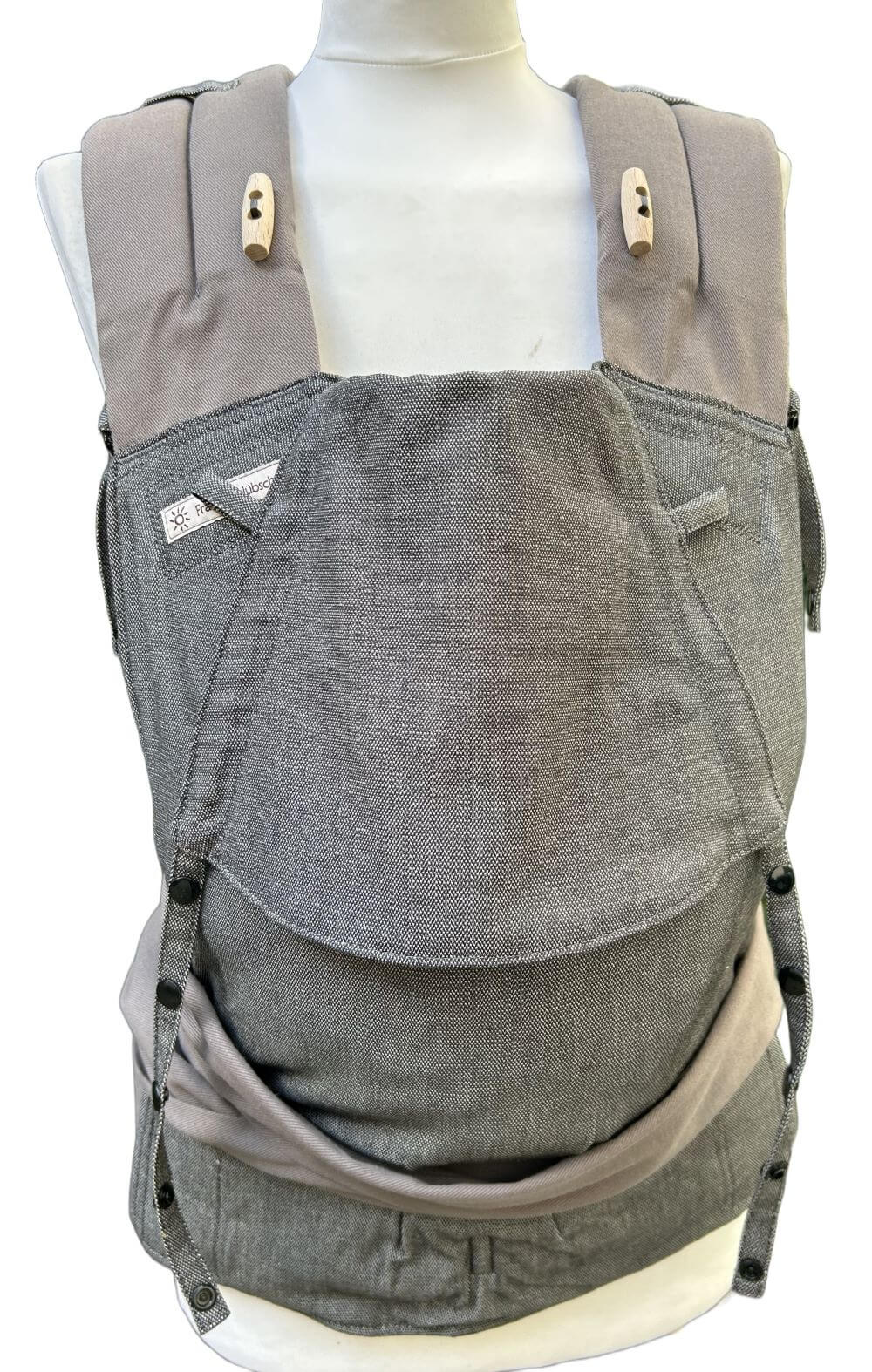 Mei Tai Babysize Graphite GT Frontalansicht Babytrage Mei Tai von Fräulein Hübsch in elegantem Dunkelgrau mit grauem BAuchgurt und Schulterträgern.