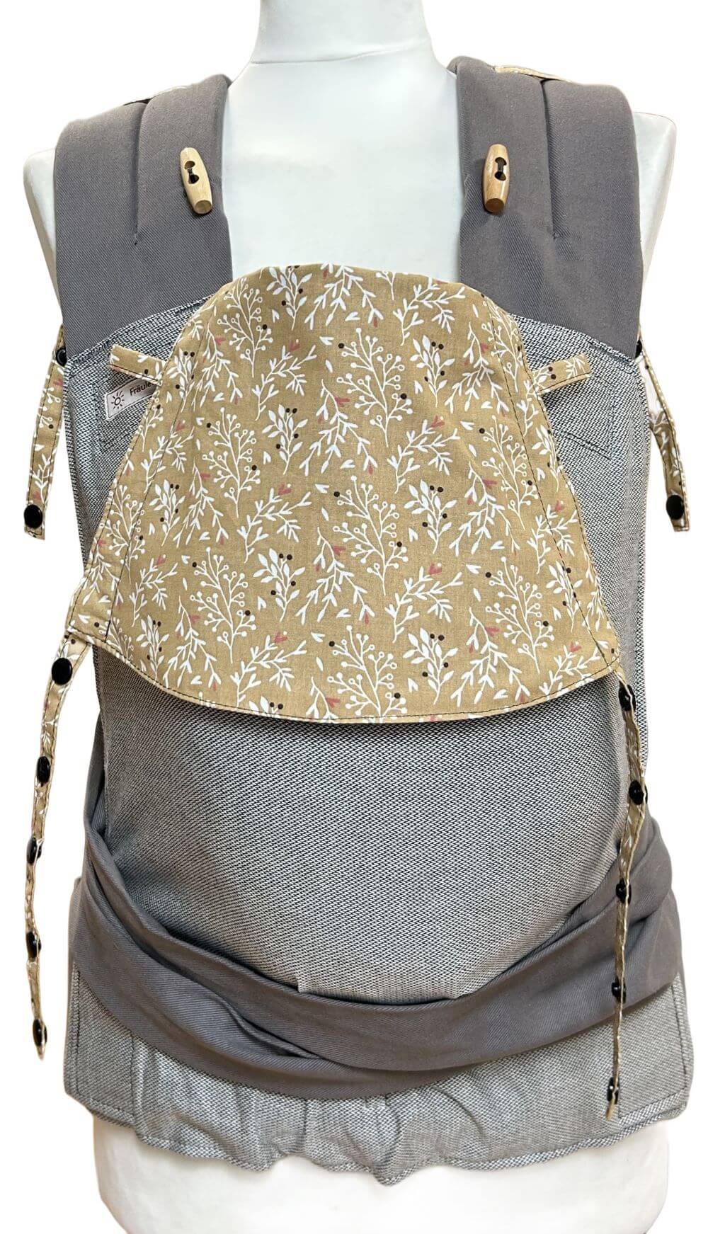 Mei Tai Babysize Silver Twigs Frontal Fräulein Hübsch Babytrage Mei Tai in Hellgrau mit grauem Bauchgurt und Schulterträgern. Die Kopfstütze ist aus senfgelbem Dekostoff, auf dem kleine Zweige in Weiß abgebildet sind.