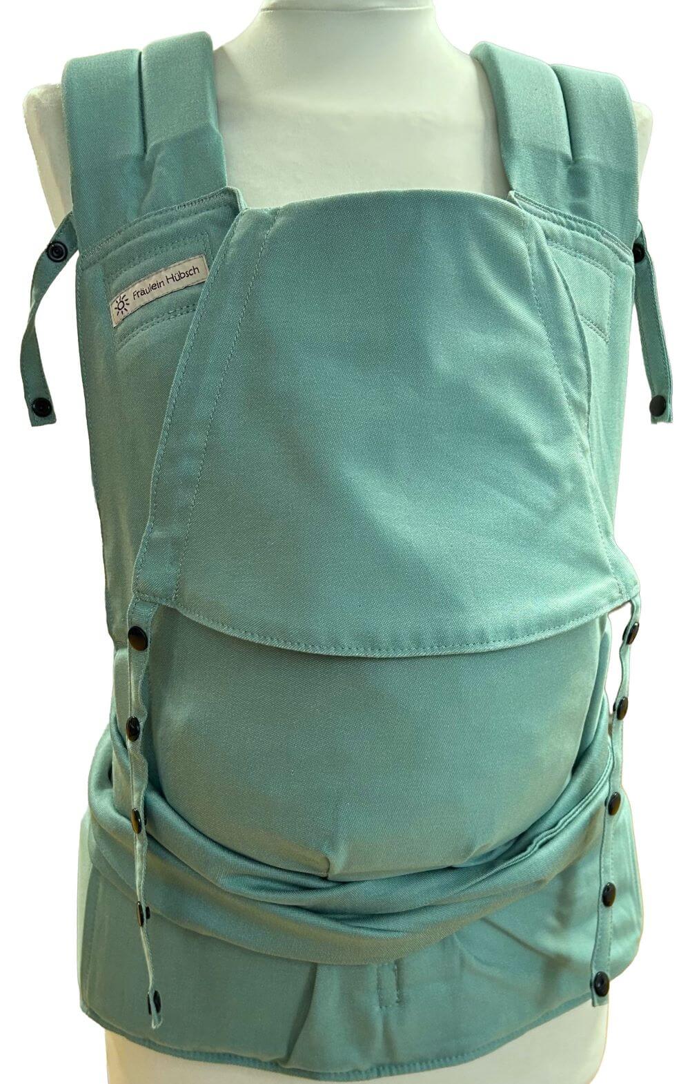 SoftTai V2 Babysize Jade Frontal Fräulein Hübsch Babytrage SoftTai in Jadegrün auf einer Büste in frontaler Ansicht.