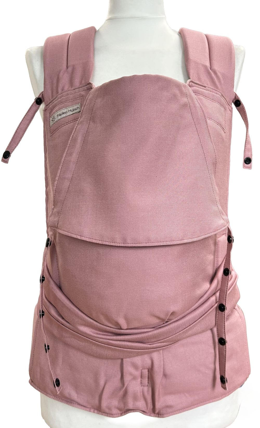 SoftTai V2 Babysize Rose Frontal Babytrage von Fräulein Hübsch in pudrigen Rosaton auf einer SChneiderpuppe in frontaler Ansicht. Der Hüftgurt schließt mit Schnalle, die Schulterträger sind zu binden.