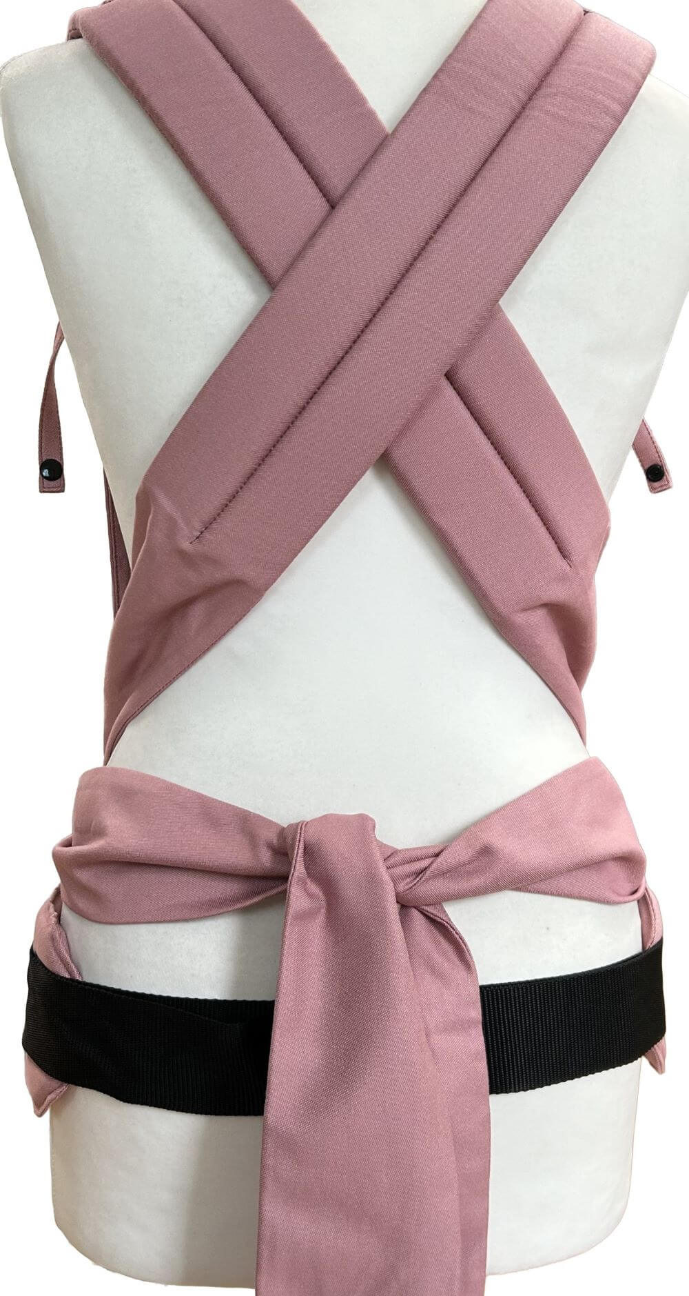 SoftTai V2 Babysize Rose Rückansicht Fräulein Hübsch Babytrage SoftTai Ansicht von hinten auf die gebunden Schulterträger. Diese werden überkreuzt und mit einem Knoten geschlossen.