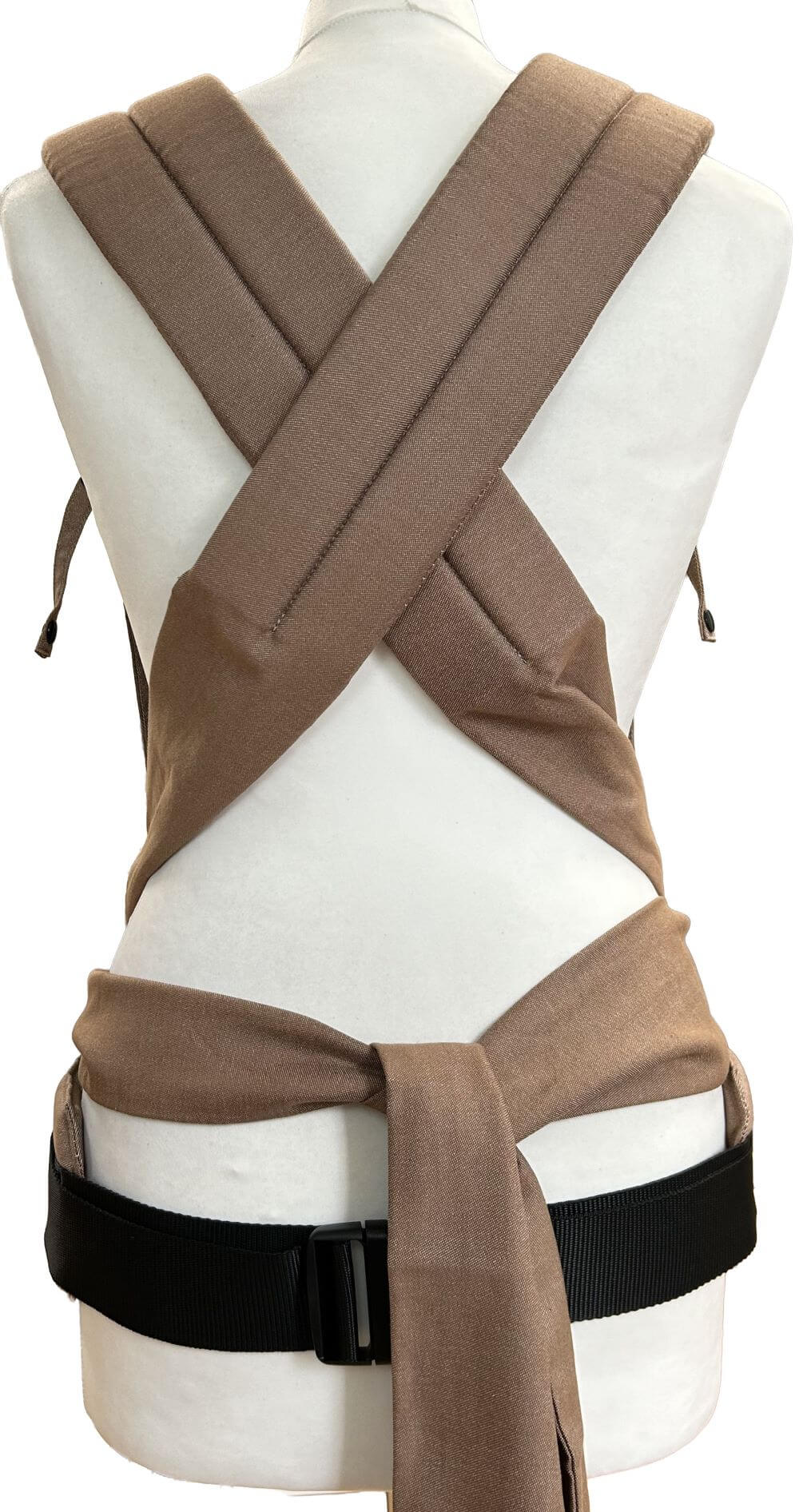 SoftTai V2 Babysize Toffee Rückansicht Fräulein Hübsch Babytrage SoftTai Ansicht von hinten auf die gebunden Schulterträger. Diese werden überkreuzt und mit einem Knoten geschlossen.
