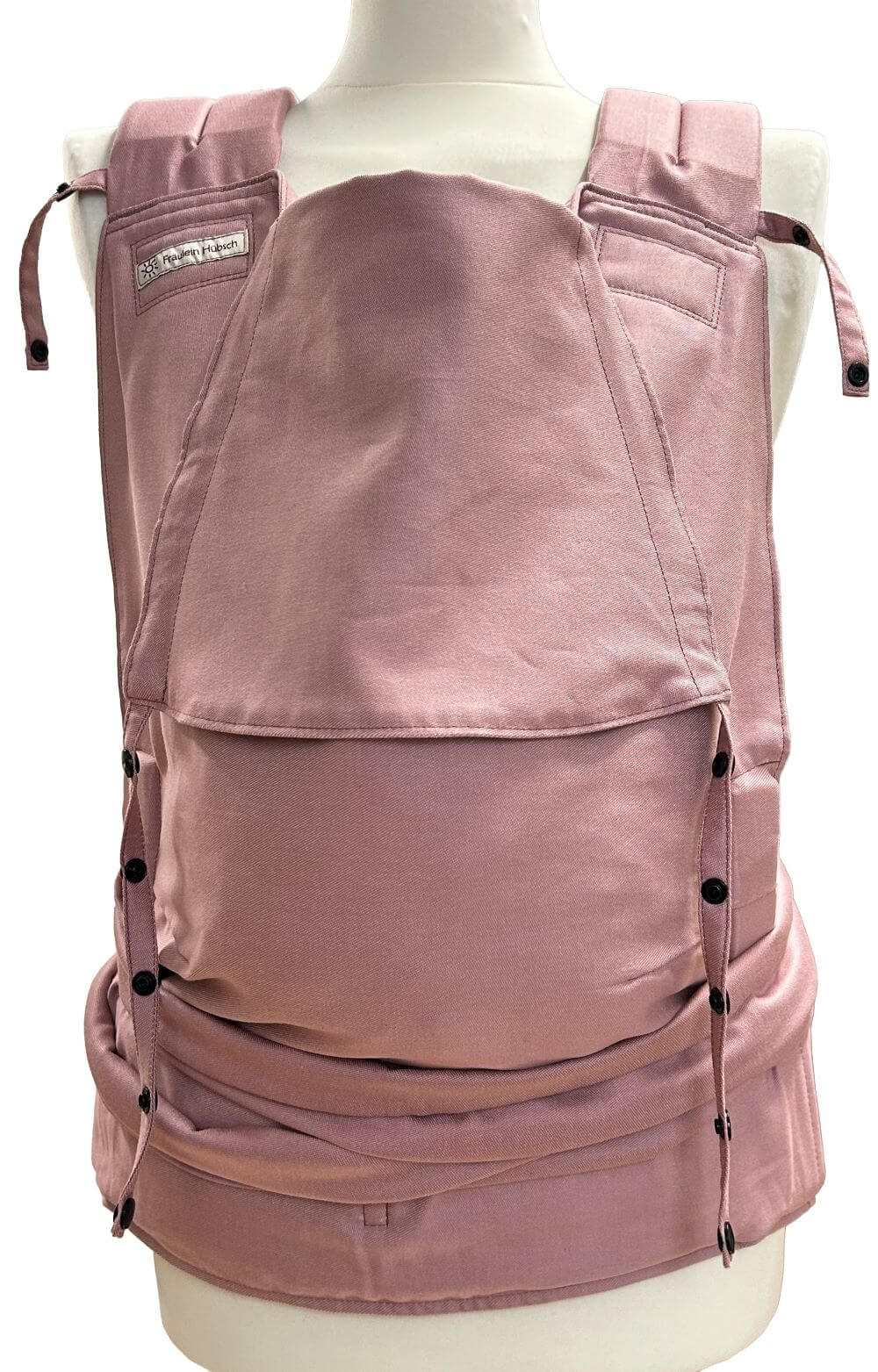SoftTai V2 Toddlersize Rose Frontal Babytrage von Fräulein Hübsch in pudrigen Rosaton auf einer SChneiderpuppe in frontaler Ansicht. Der Hüftgurt schließt mit Schnalle, die Schulterträger sind zu binden.