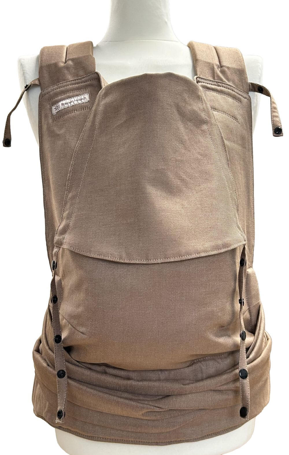 Babytrage von Fräulein Hübsch in hellem Toffee-Braun auf einer SChneiderpuppe in seitlicher Ansicht. Der Hüftgurt schließt mit Schnalle, die Schulterträger sind zu binden.