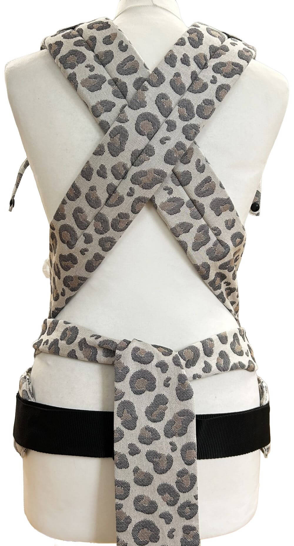 Fräulein Hübsch Babytrage SoftTai Ansicht von hinten auf die gebunden Schulterträger. Diese werden überkreuzt und mit einem Knoten geschlossen.